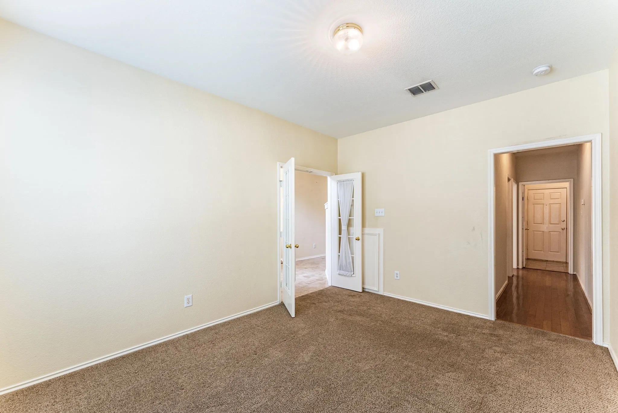 Single Family Residence For Rent in Tarrant County , 922 Creekbend Drive, Keller, Texas 76248, 4 Bedroom, 3 Bathroom, 2 Garage spaces, 2,747 Sqft, built in 1998, mls#21402401, Real Estate Agent in Keller, Homes For Rent in Tarrant county, Homes For Rent in Keller, Realtor in Keller Texas, Real Estate Brokerage Independent Realty Texas, Luminita Cordes Realtor