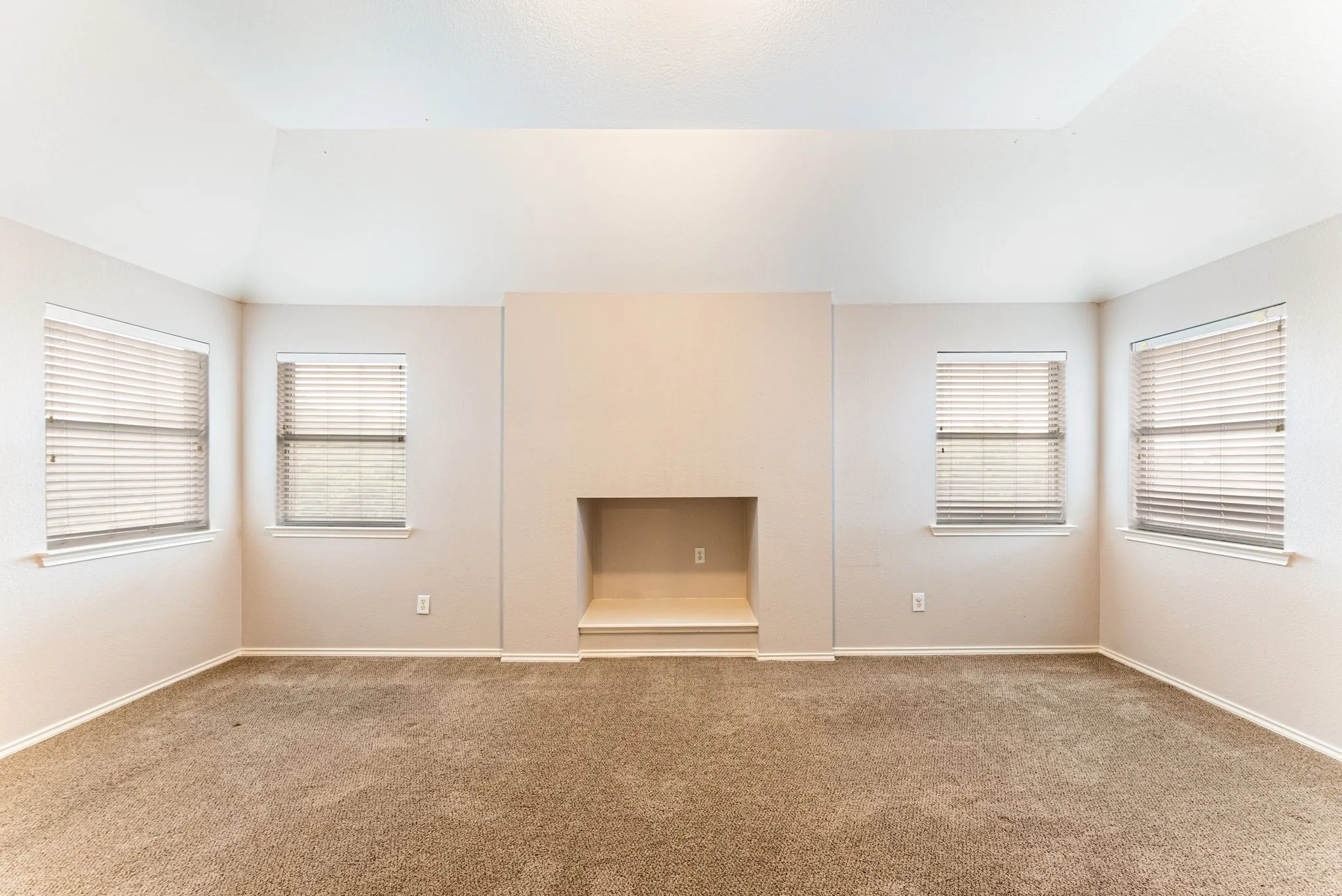 Single Family Residence For Rent in Tarrant County , 922 Creekbend Drive, Keller, Texas 76248, 4 Bedroom, 3 Bathroom, 2 Garage spaces, 2,747 Sqft, built in 1998, mls#21402401, Real Estate Agent in Keller, Homes For Rent in Tarrant county, Homes For Rent in Keller, Realtor in Keller Texas, Real Estate Brokerage Independent Realty Texas, Luminita Cordes Realtor