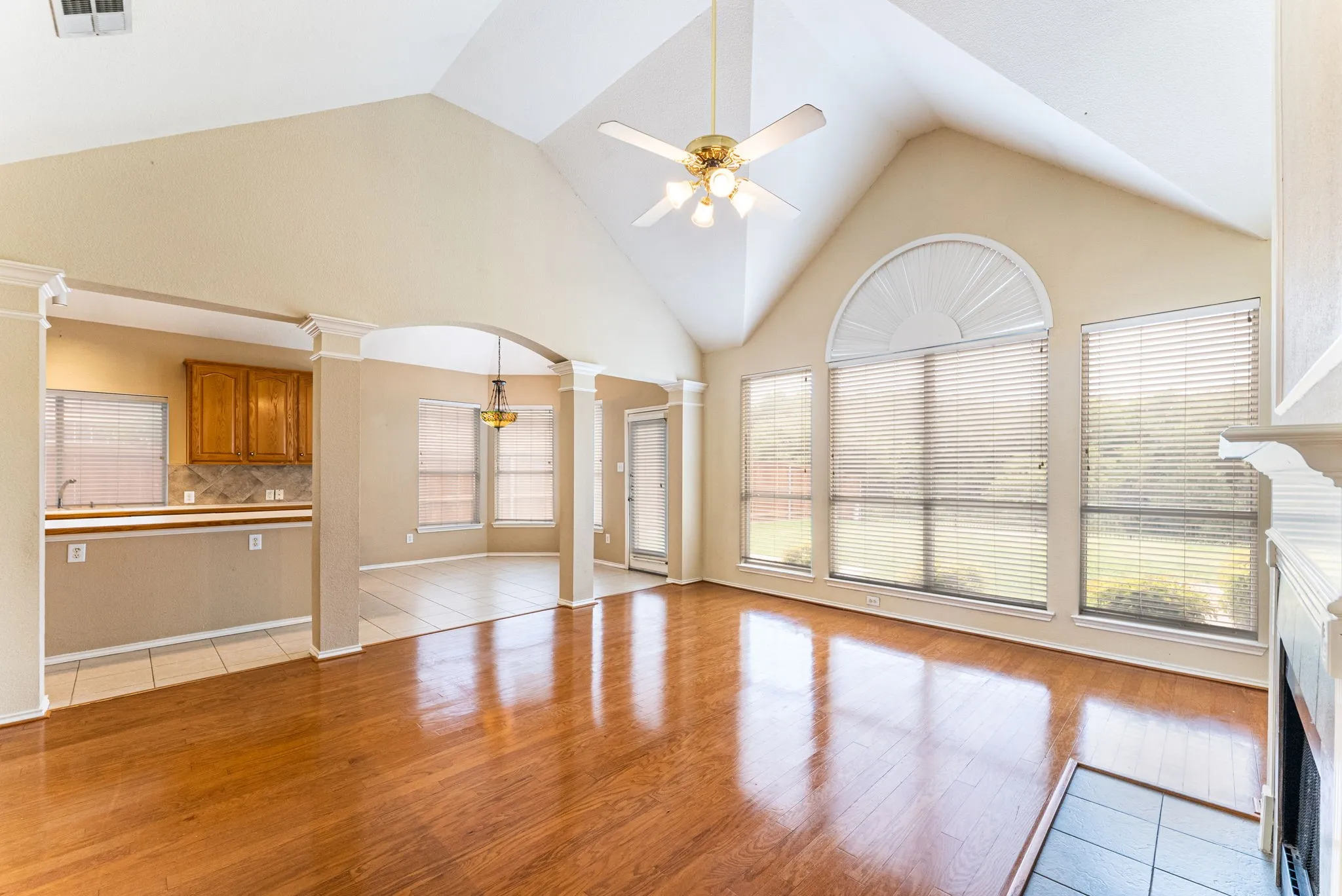 Single Family Residence For Rent in Tarrant County , 922 Creekbend Drive, Keller, Texas 76248, 4 Bedroom, 3 Bathroom, 2 Garage spaces, 2,747 Sqft, built in 1998, mls#21402401, Real Estate Agent in Keller, Homes For Rent in Tarrant county, Homes For Rent in Keller, Realtor in Keller Texas, Real Estate Brokerage Independent Realty Texas, Luminita Cordes Realtor