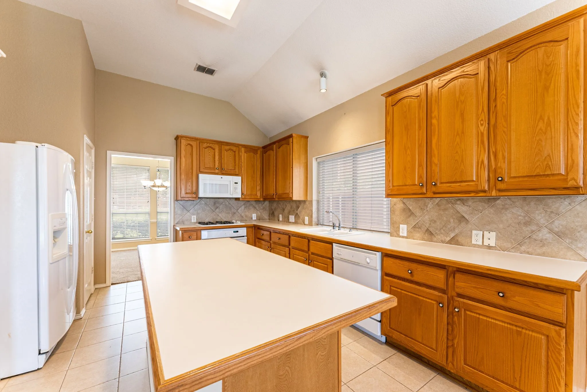 Single Family Residence For Rent in Tarrant County , 922 Creekbend Drive, Keller, Texas 76248, 4 Bedroom, 3 Bathroom, 2 Garage spaces, 2,747 Sqft, built in 1998, mls#21402401, Real Estate Agent in Keller, Homes For Rent in Tarrant county, Homes For Rent in Keller, Realtor in Keller Texas, Real Estate Brokerage Independent Realty Texas, Luminita Cordes Realtor