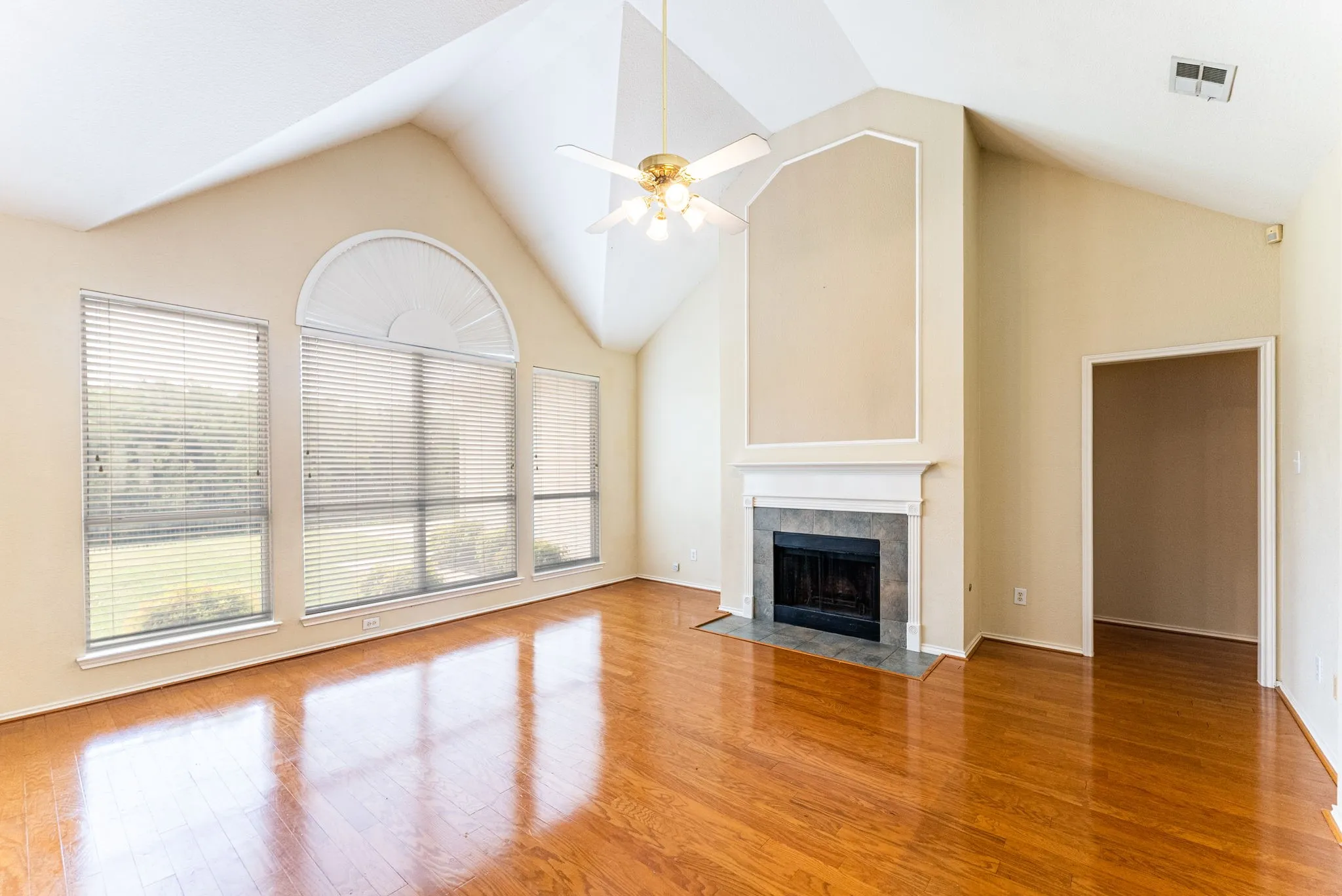 Single Family Residence For Rent in Tarrant County , 922 Creekbend Drive, Keller, Texas 76248, 4 Bedroom, 3 Bathroom, 2 Garage spaces, 2,747 Sqft, built in 1998, mls#21402401, Real Estate Agent in Keller, Homes For Rent in Tarrant county, Homes For Rent in Keller, Realtor in Keller Texas, Real Estate Brokerage Independent Realty Texas, Luminita Cordes Realtor