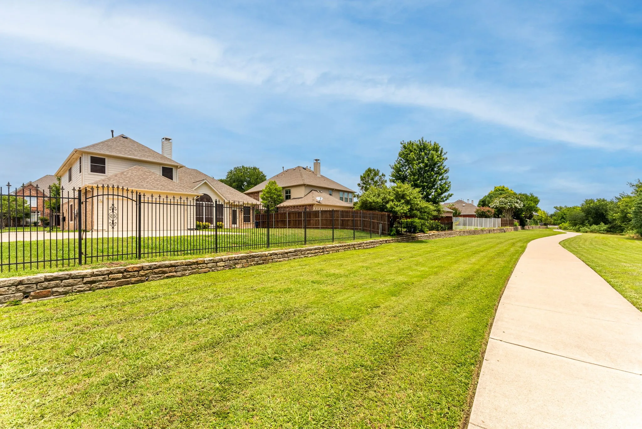 Single Family Residence For Rent in Tarrant County , 922 Creekbend Drive, Keller, Texas 76248, 4 Bedroom, 3 Bathroom, 2 Garage spaces, 2,747 Sqft, built in 1998, mls#21402401, Real Estate Agent in Keller, Homes For Rent in Tarrant county, Homes For Rent in Keller, Realtor in Keller Texas, Real Estate Brokerage Independent Realty Texas, Luminita Cordes Realtor