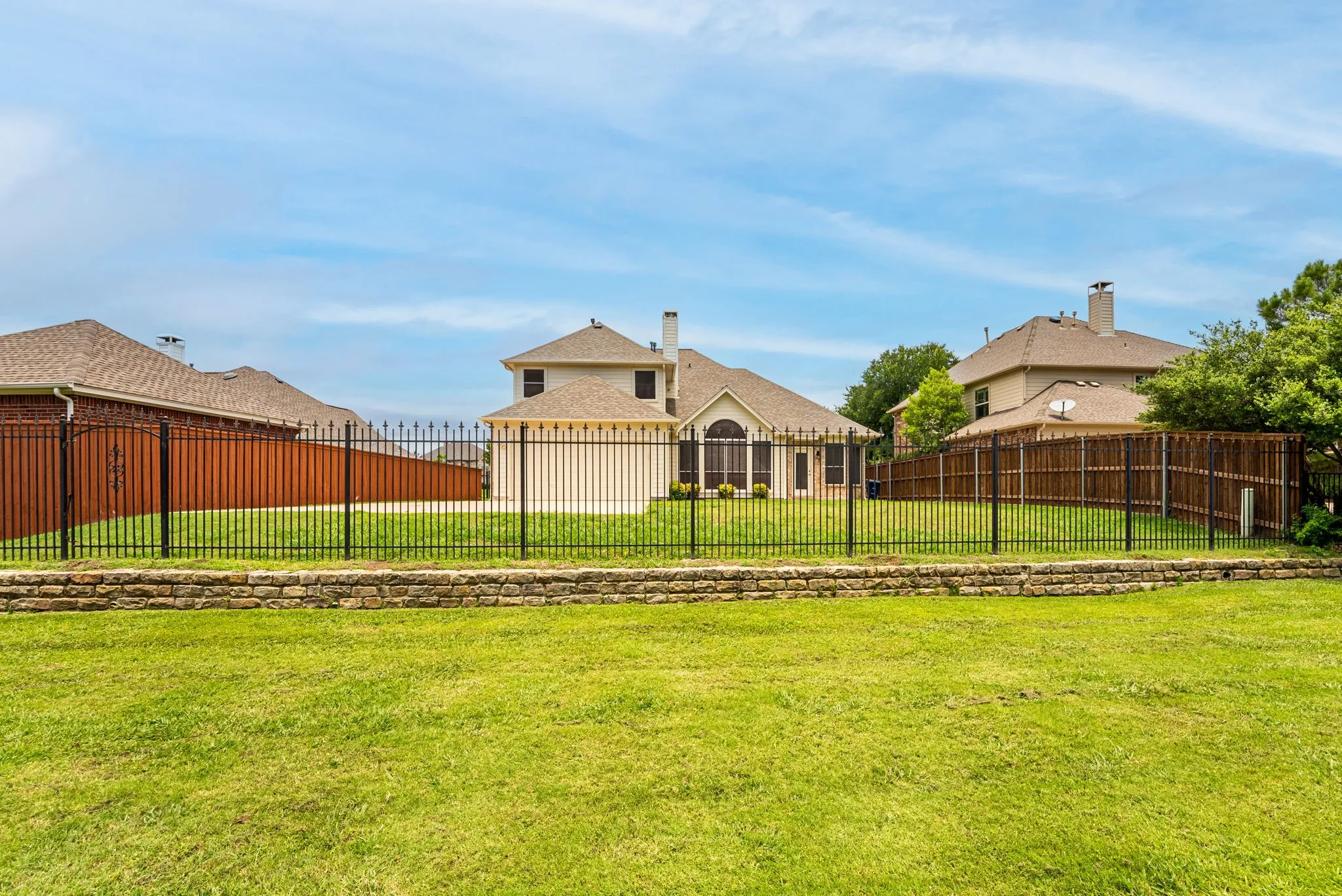 Single Family Residence For Rent in Tarrant County , 922 Creekbend Drive, Keller, Texas 76248, 4 Bedroom, 3 Bathroom, 2 Garage spaces, 2,747 Sqft, built in 1998, mls#21402401, Real Estate Agent in Keller, Homes For Rent in Tarrant county, Homes For Rent in Keller, Realtor in Keller Texas, Real Estate Brokerage Independent Realty Texas, Luminita Cordes Realtor