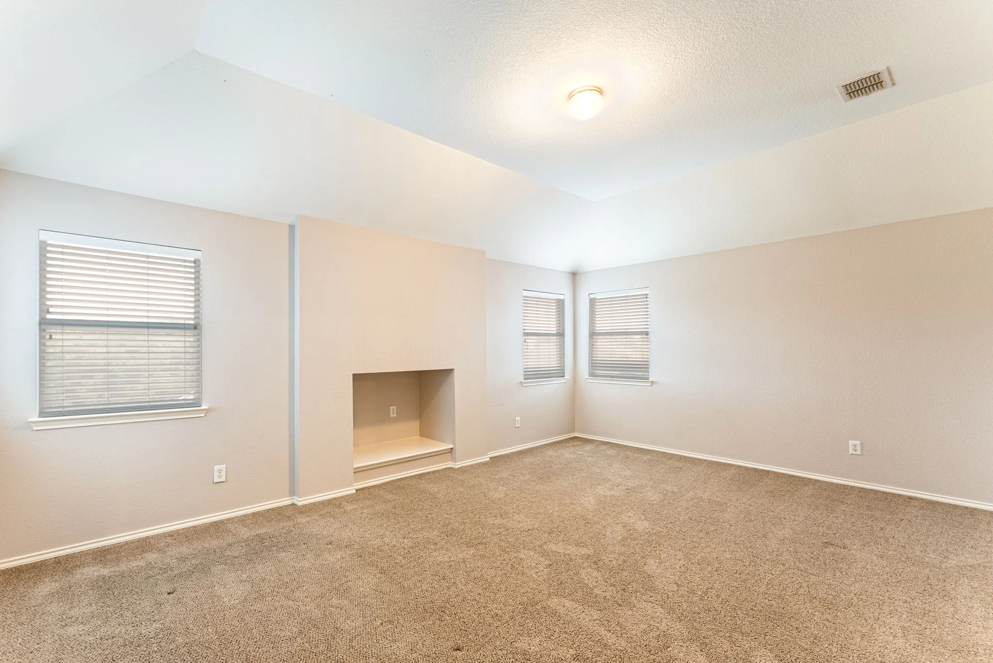 Single Family Residence For Rent in Tarrant County , 922 Creekbend Drive, Keller, Texas 76248, 4 Bedroom, 3 Bathroom, 2 Garage spaces, 2,747 Sqft, built in 1998, mls#21402401, Real Estate Agent in Keller, Homes For Rent in Tarrant county, Homes For Rent in Keller, Realtor in Keller Texas, Real Estate Brokerage Independent Realty Texas, Luminita Cordes Realtor