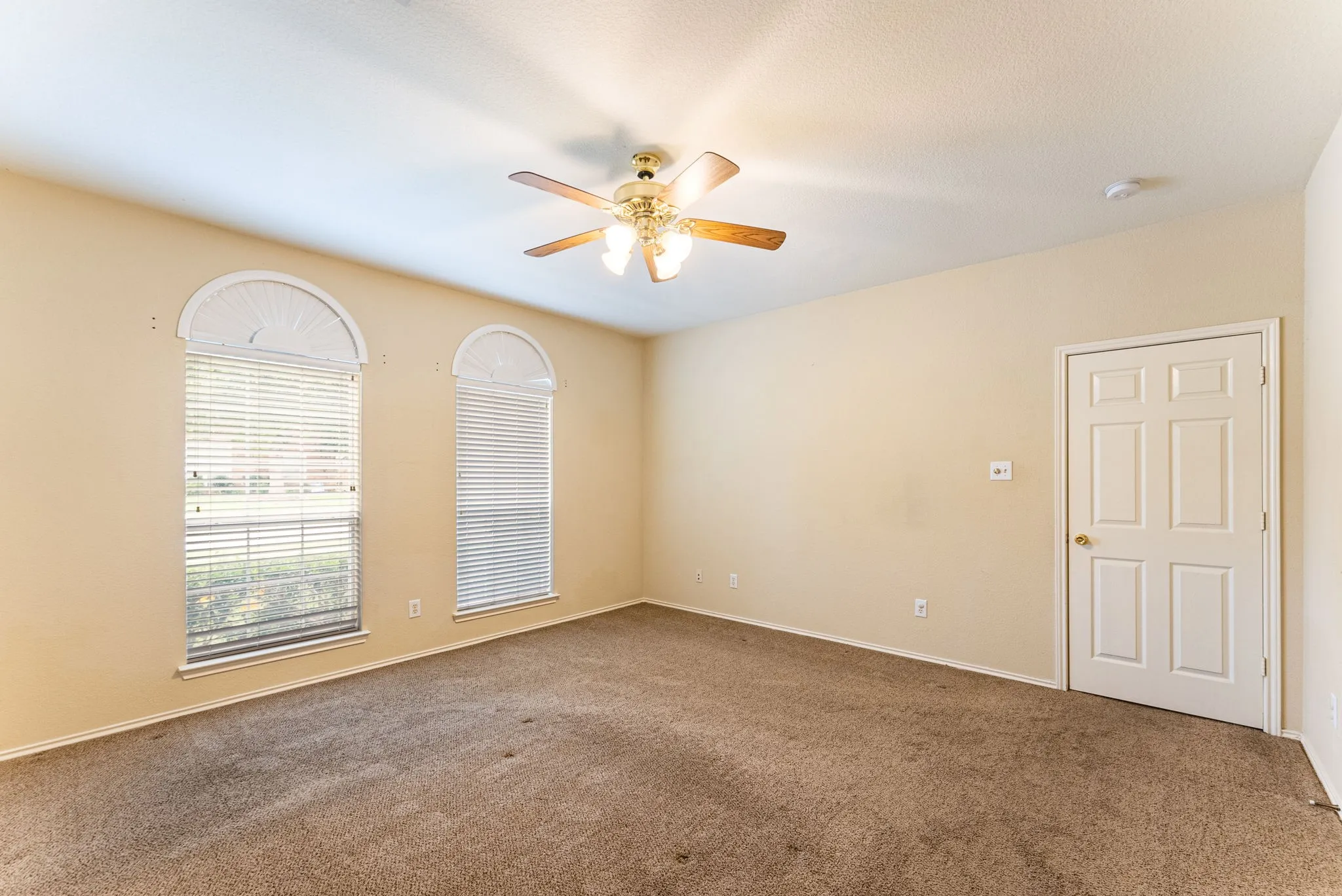 Single Family Residence For Rent in Tarrant County , 922 Creekbend Drive, Keller, Texas 76248, 4 Bedroom, 3 Bathroom, 2 Garage spaces, 2,747 Sqft, built in 1998, mls#21402401, Real Estate Agent in Keller, Homes For Rent in Tarrant county, Homes For Rent in Keller, Realtor in Keller Texas, Real Estate Brokerage Independent Realty Texas, Luminita Cordes Realtor