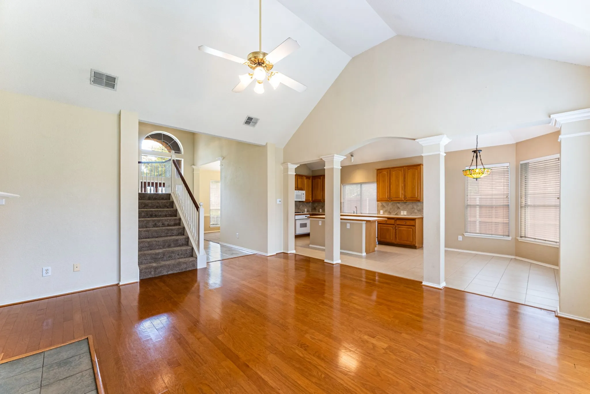 Single Family Residence For Rent in Tarrant County , 922 Creekbend Drive, Keller, Texas 76248, 4 Bedroom, 3 Bathroom, 2 Garage spaces, 2,747 Sqft, built in 1998, mls#21402401, Real Estate Agent in Keller, Homes For Rent in Tarrant county, Homes For Rent in Keller, Realtor in Keller Texas, Real Estate Brokerage Independent Realty Texas, Luminita Cordes Realtor