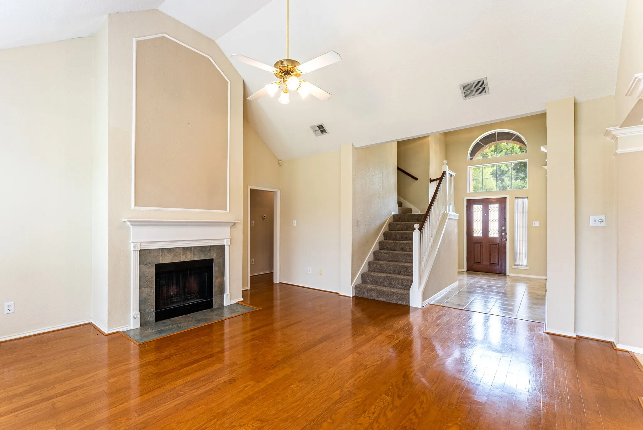 Single Family Residence For Rent in Tarrant County , 922 Creekbend Drive, Keller, Texas 76248, 4 Bedroom, 3 Bathroom, 2 Garage spaces, 2,747 Sqft, built in 1998, mls#21402401, Real Estate Agent in Keller, Homes For Rent in Tarrant county, Homes For Rent in Keller, Realtor in Keller Texas, Real Estate Brokerage Independent Realty Texas, Luminita Cordes Realtor