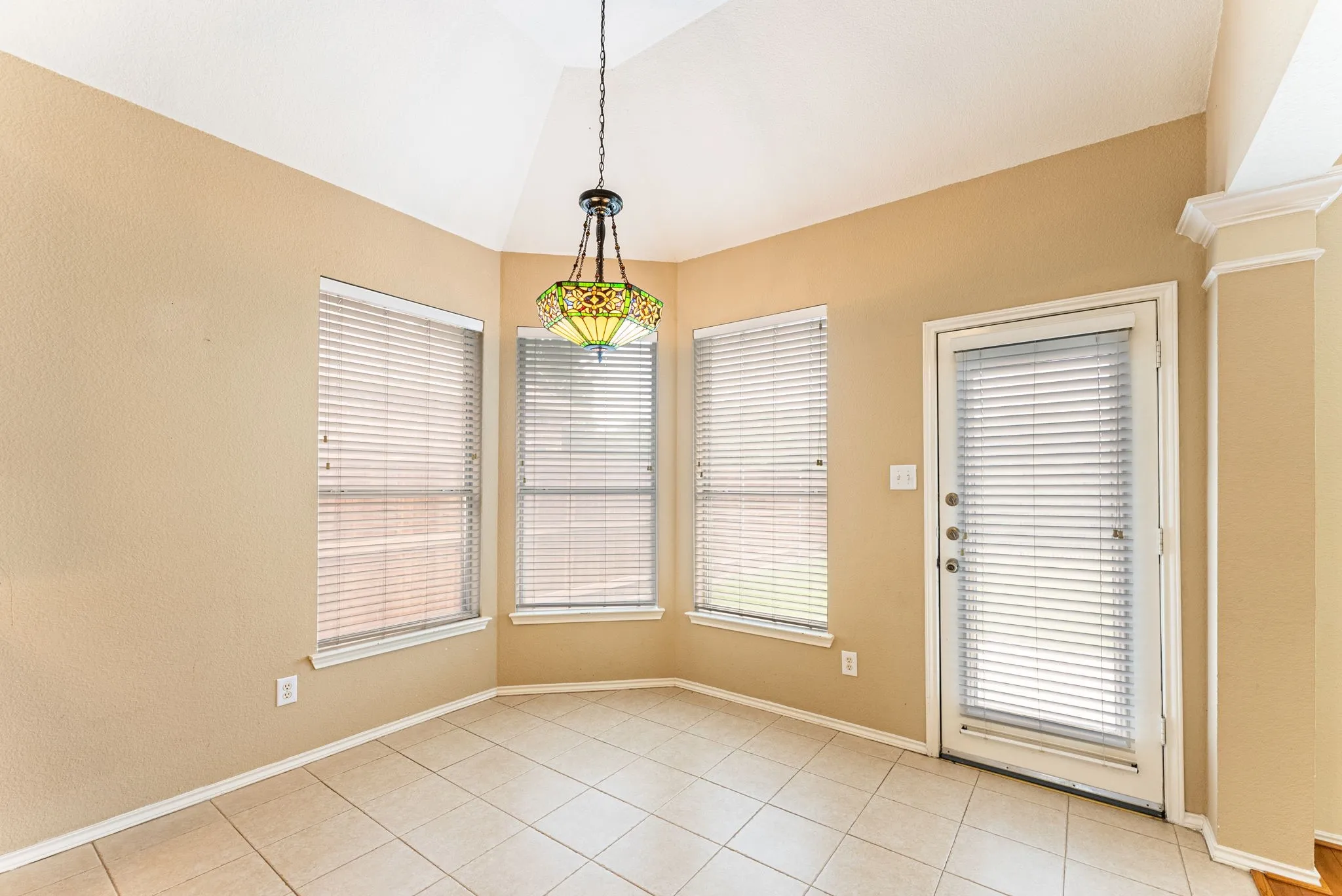 Single Family Residence For Rent in Tarrant County , 922 Creekbend Drive, Keller, Texas 76248, 4 Bedroom, 3 Bathroom, 2 Garage spaces, 2,747 Sqft, built in 1998, mls#21402401, Real Estate Agent in Keller, Homes For Rent in Tarrant county, Homes For Rent in Keller, Realtor in Keller Texas, Real Estate Brokerage Independent Realty Texas, Luminita Cordes Realtor