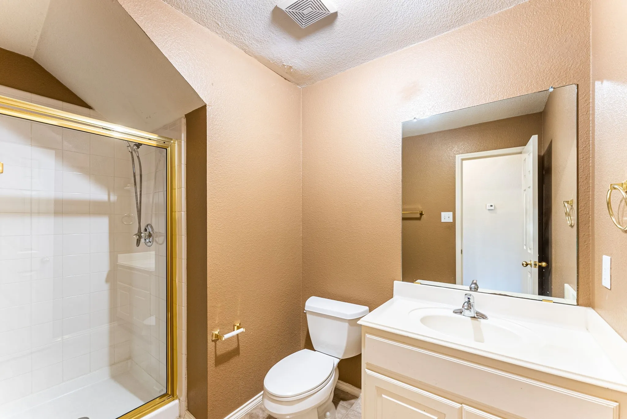 Single Family Residence For Rent in Tarrant County , 922 Creekbend Drive, Keller, Texas 76248, 4 Bedroom, 3 Bathroom, 2 Garage spaces, 2,747 Sqft, built in 1998, mls#21402401, Real Estate Agent in Keller, Homes For Rent in Tarrant county, Homes For Rent in Keller, Realtor in Keller Texas, Real Estate Brokerage Independent Realty Texas, Luminita Cordes Realtor