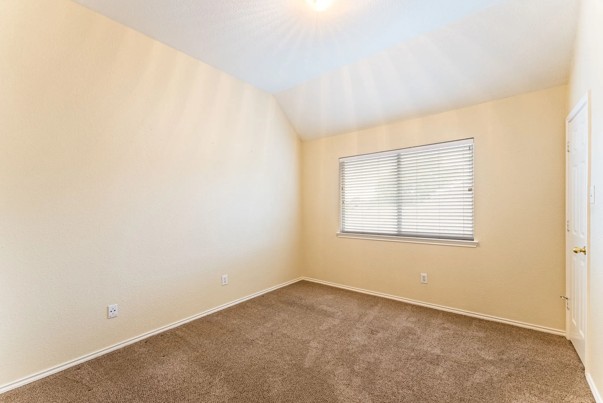 Single Family Residence For Rent in Tarrant County , 922 Creekbend Drive, Keller, Texas 76248, 4 Bedroom, 3 Bathroom, 2 Garage spaces, 2,747 Sqft, built in 1998, mls#21402401, Real Estate Agent in Keller, Homes For Rent in Tarrant county, Homes For Rent in Keller, Realtor in Keller Texas, Real Estate Brokerage Independent Realty Texas, Luminita Cordes Realtor