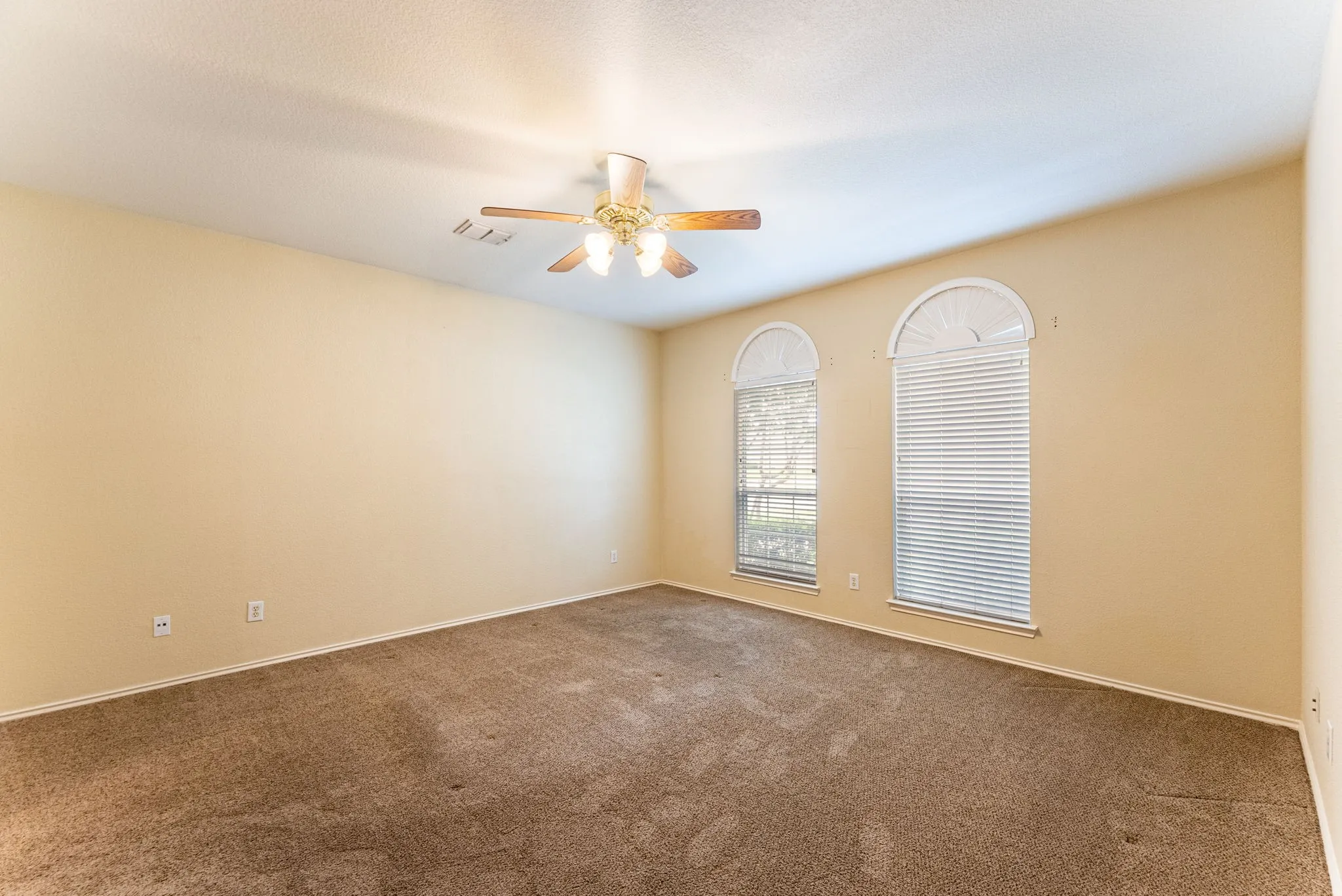 Single Family Residence For Rent in Tarrant County , 922 Creekbend Drive, Keller, Texas 76248, 4 Bedroom, 3 Bathroom, 2 Garage spaces, 2,747 Sqft, built in 1998, mls#21402401, Real Estate Agent in Keller, Homes For Rent in Tarrant county, Homes For Rent in Keller, Realtor in Keller Texas, Real Estate Brokerage Independent Realty Texas, Luminita Cordes Realtor