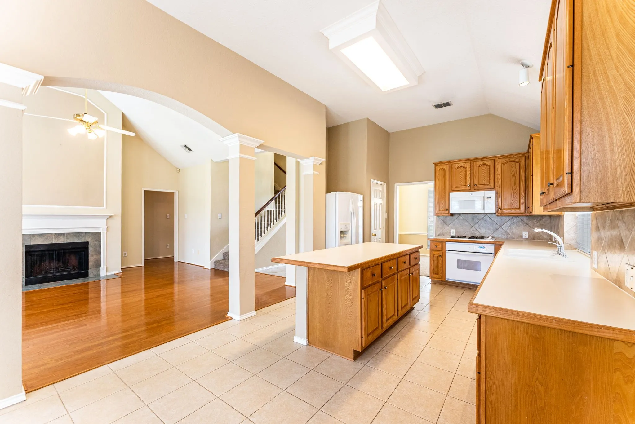 Single Family Residence For Rent in Tarrant County , 922 Creekbend Drive, Keller, Texas 76248, 4 Bedroom, 3 Bathroom, 2 Garage spaces, 2,747 Sqft, built in 1998, mls#21402401, Real Estate Agent in Keller, Homes For Rent in Tarrant county, Homes For Rent in Keller, Realtor in Keller Texas, Real Estate Brokerage Independent Realty Texas, Luminita Cordes Realtor