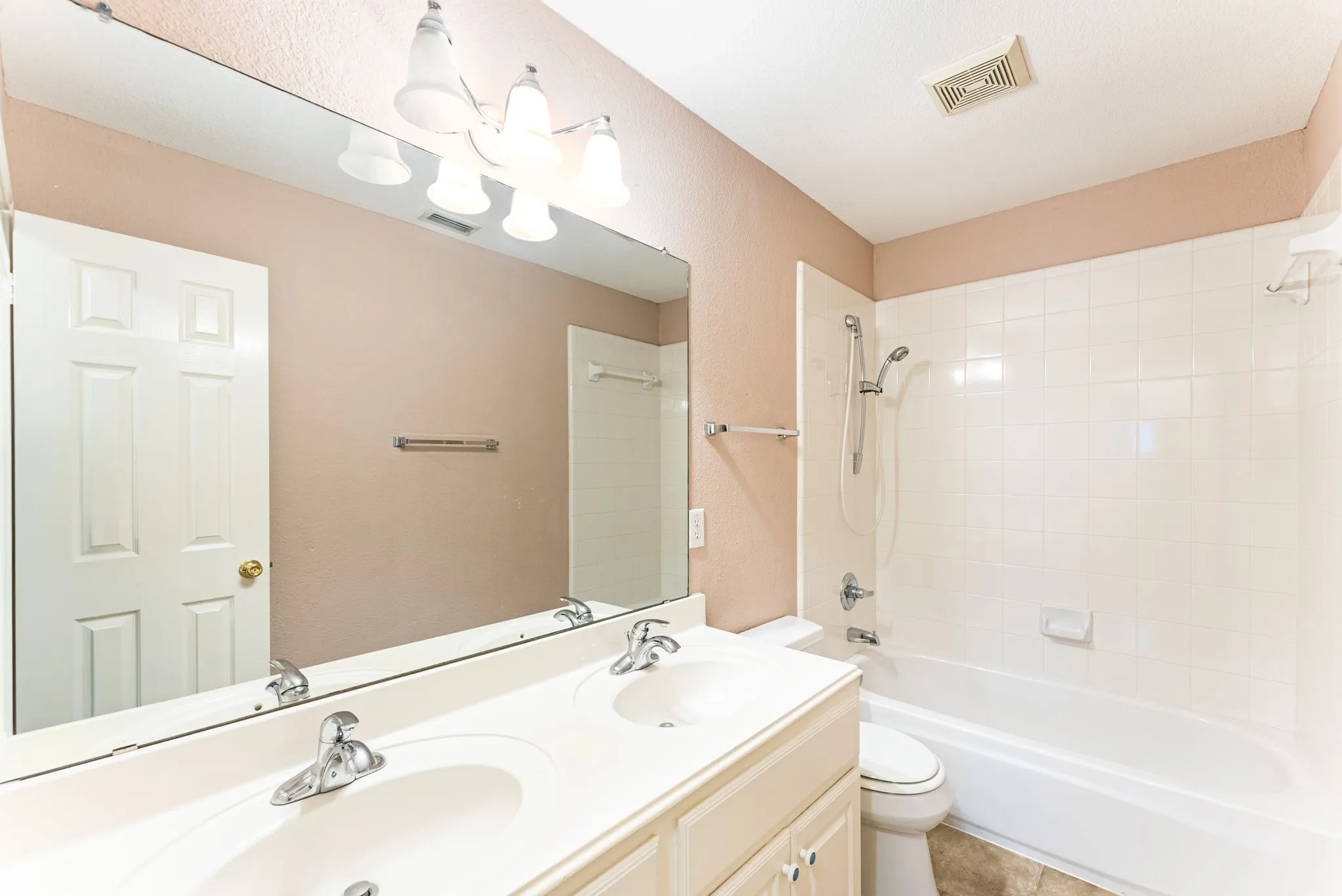 Single Family Residence For Rent in Tarrant County , 922 Creekbend Drive, Keller, Texas 76248, 4 Bedroom, 3 Bathroom, 2 Garage spaces, 2,747 Sqft, built in 1998, mls#21402401, Real Estate Agent in Keller, Homes For Rent in Tarrant county, Homes For Rent in Keller, Realtor in Keller Texas, Real Estate Brokerage Independent Realty Texas, Luminita Cordes Realtor