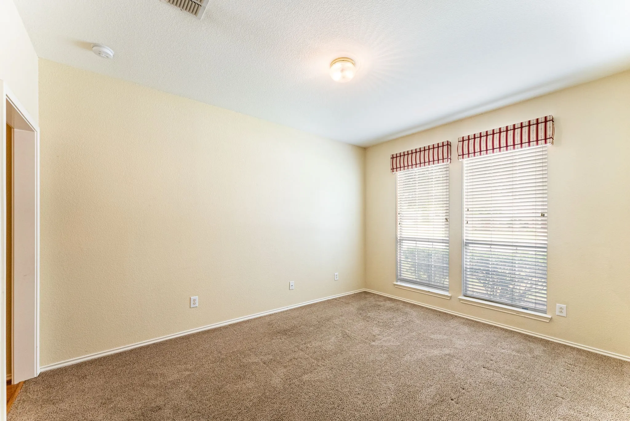 Single Family Residence For Rent in Tarrant County , 922 Creekbend Drive, Keller, Texas 76248, 4 Bedroom, 3 Bathroom, 2 Garage spaces, 2,747 Sqft, built in 1998, mls#21402401, Real Estate Agent in Keller, Homes For Rent in Tarrant county, Homes For Rent in Keller, Realtor in Keller Texas, Real Estate Brokerage Independent Realty Texas, Luminita Cordes Realtor