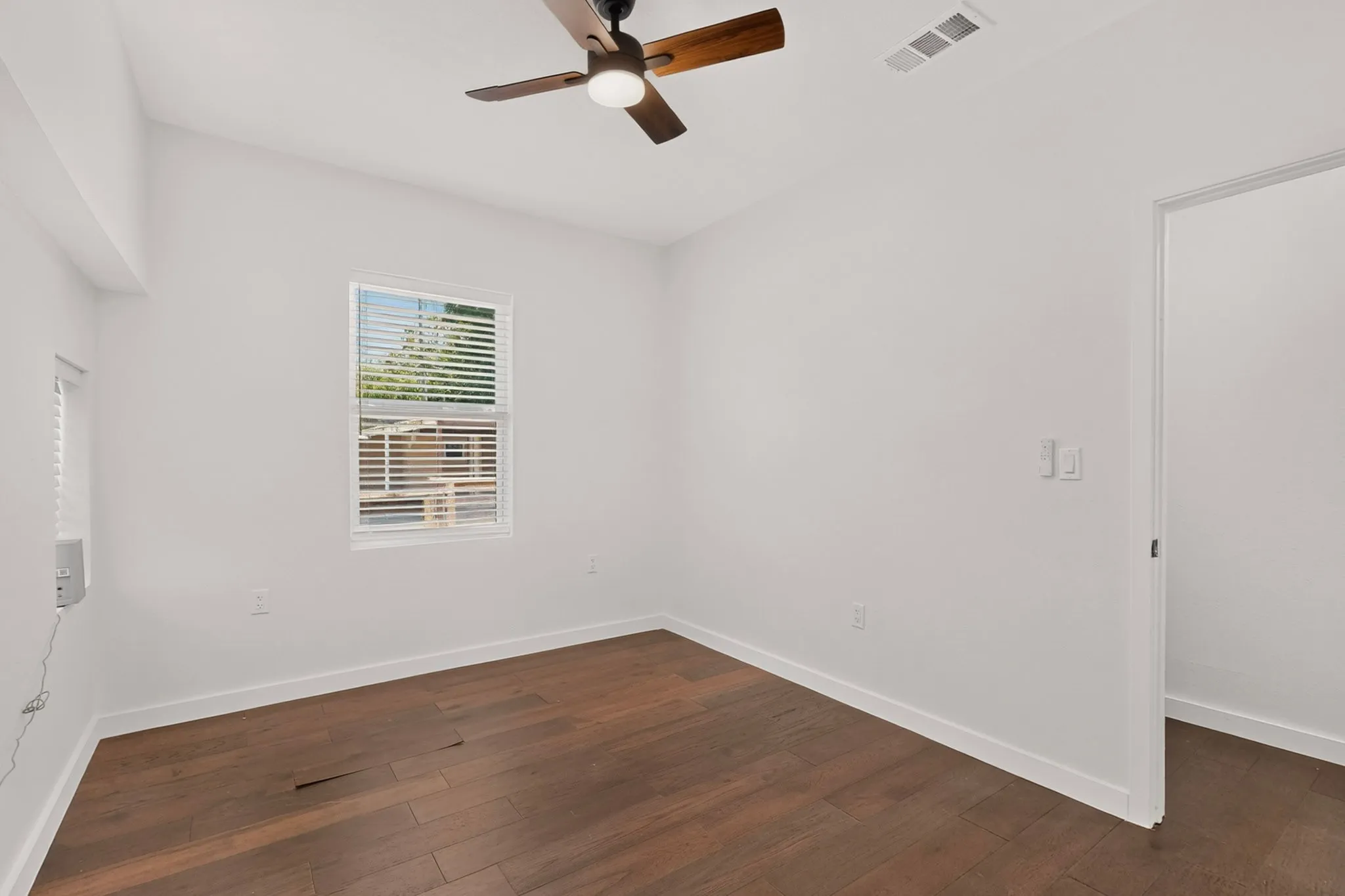 Single Family Residence For Rent in Dallas County , 1100 S Brighton Avenue, Dallas, Texas 75208, 3 Bedroom, 2 Bathroom, Garage spaces, 1,344 Sqft, built in 1925, mls#21402405, Real Estate Agent in Dallas, Homes For Rent in Dallas county, Homes For Rent in Dallas, Realtor in Dallas Texas, Real Estate Brokerage Independent Realty Texas, Luminita Cordes Realtor