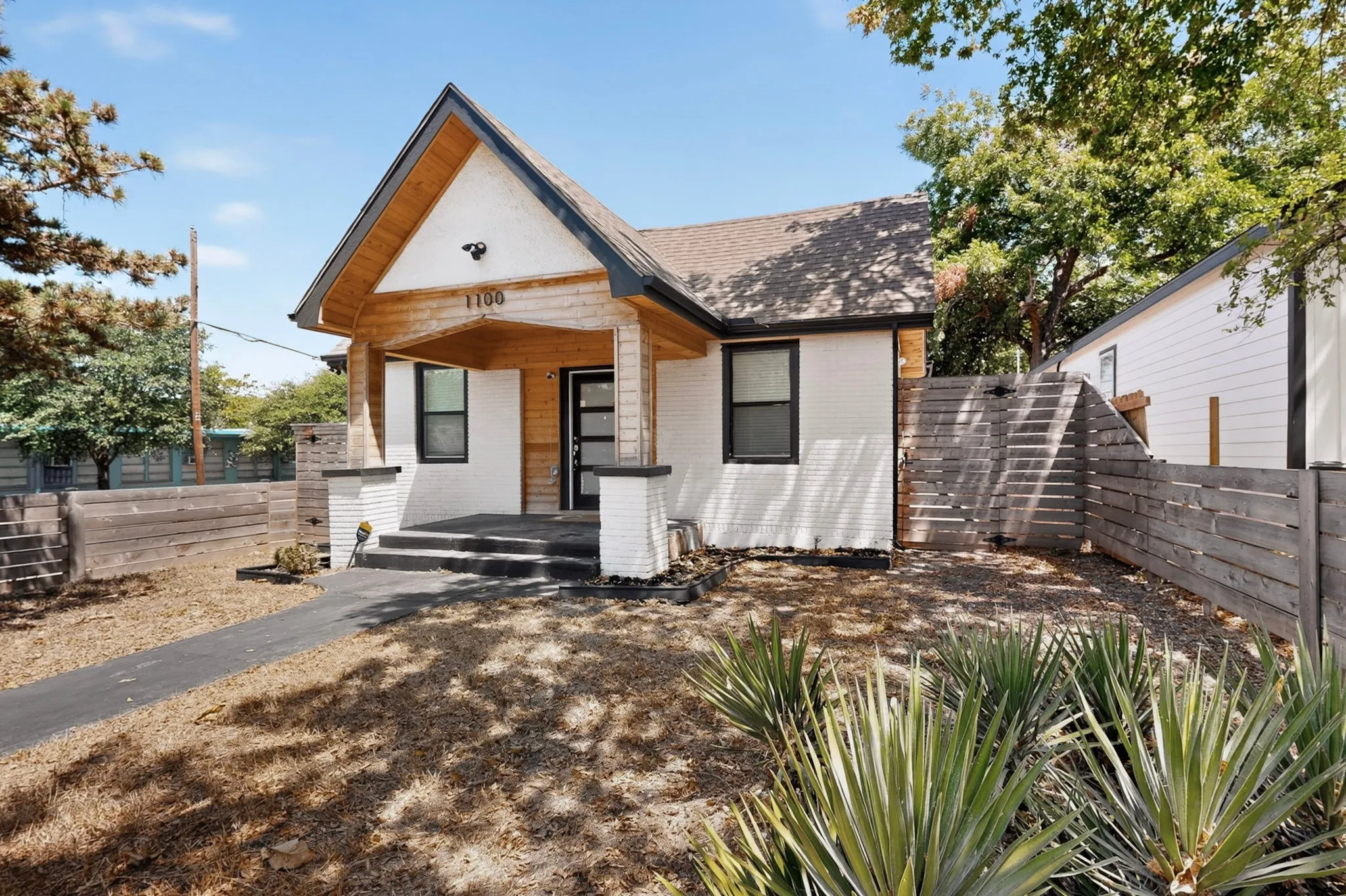 Single Family Residence For Rent in Dallas County , 1100 S Brighton Avenue, Dallas, Texas 75208, 3 Bedroom, 2 Bathroom, Garage spaces, 1,344 Sqft, built in 1925, mls#21402405, Real Estate Agent in Dallas, Homes For Rent in Dallas county, Homes For Rent in Dallas, Realtor in Dallas Texas, Real Estate Brokerage Independent Realty Texas, Luminita Cordes Realtor