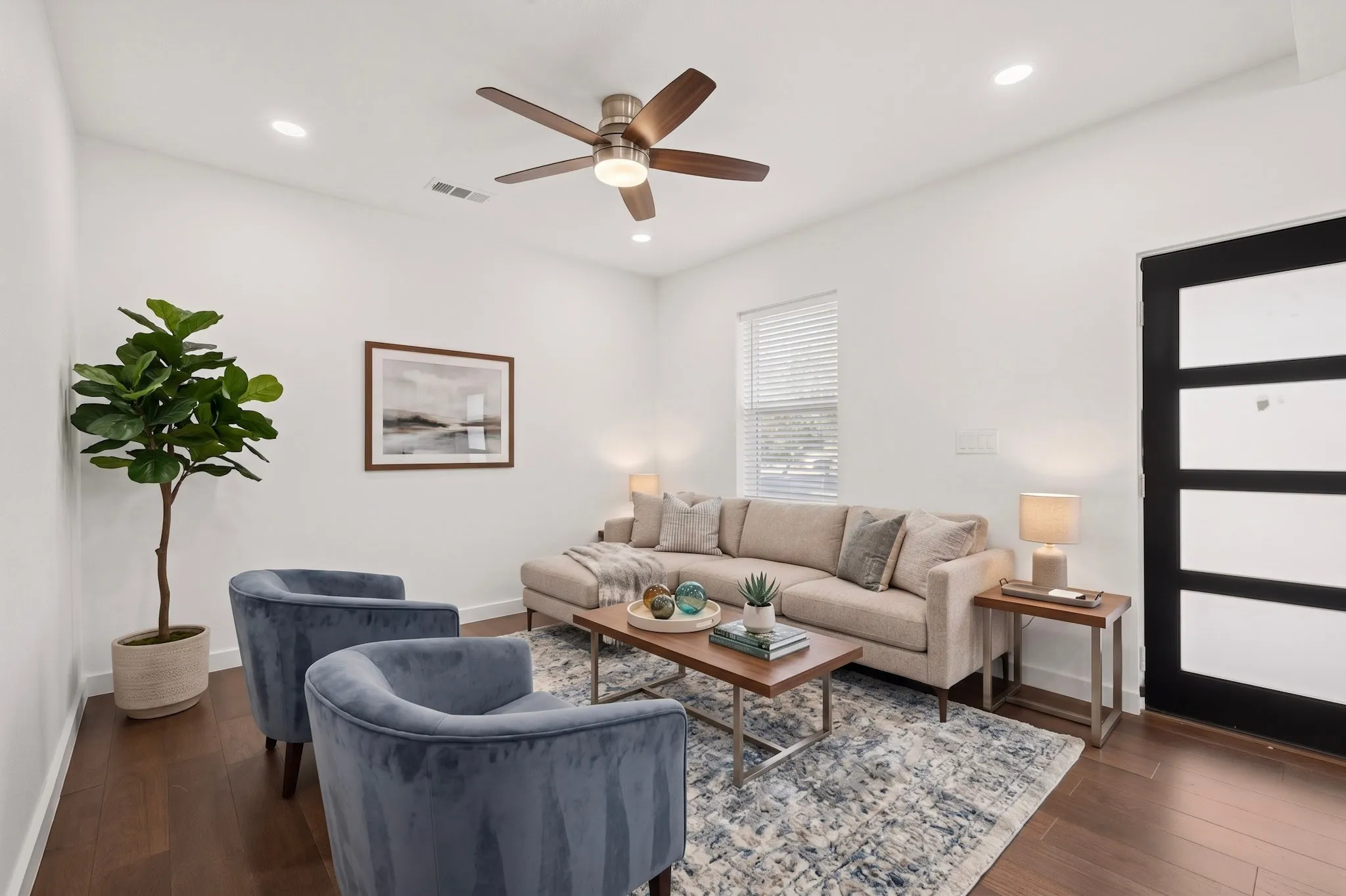 Single Family Residence For Rent in Dallas County , 1100 S Brighton Avenue, Dallas, Texas 75208, 3 Bedroom, 2 Bathroom, Garage spaces, 1,344 Sqft, built in 1925, mls#21402405, Real Estate Agent in Dallas, Homes For Rent in Dallas county, Homes For Rent in Dallas, Realtor in Dallas Texas, Real Estate Brokerage Independent Realty Texas, Luminita Cordes Realtor