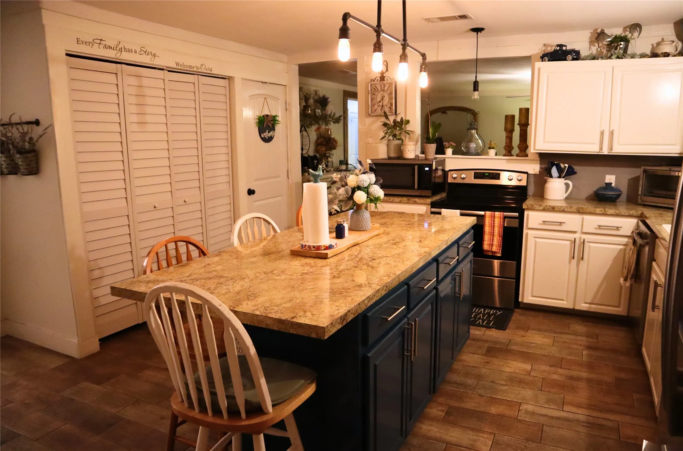 Single Family Residence For Sale in Kaufman County , 560 Harlan Road, Combine, Texas 75159, 3 Bedroom, 2 Bathroom, Garage spaces, 2,320 Sqft, built in 1954, mls#21402415, Real Estate Agent in Combine, Homes For Sale in Kaufman county, Homes For Sale in Combine, Realtor in Combine Texas, Real Estate Brokerage Independent Realty Texas, Luminita Cordes Realtor