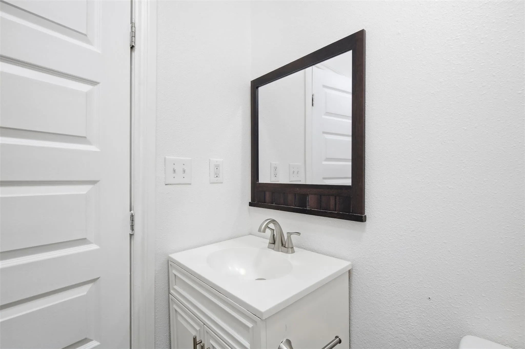 Single Family Residence For Sale in Grayson County , 2222 W Bond Street, Denison, Texas 75020, 2 Bedroom, 1 Bathroom, Garage spaces, 882 Sqft, built in 1950, mls#21402412, Real Estate Agent in Denison, Homes For Sale in Grayson county, Homes For Sale in Denison, Realtor in Denison Texas, Real Estate Brokerage Independent Realty Texas, Luminita Cordes Realtor