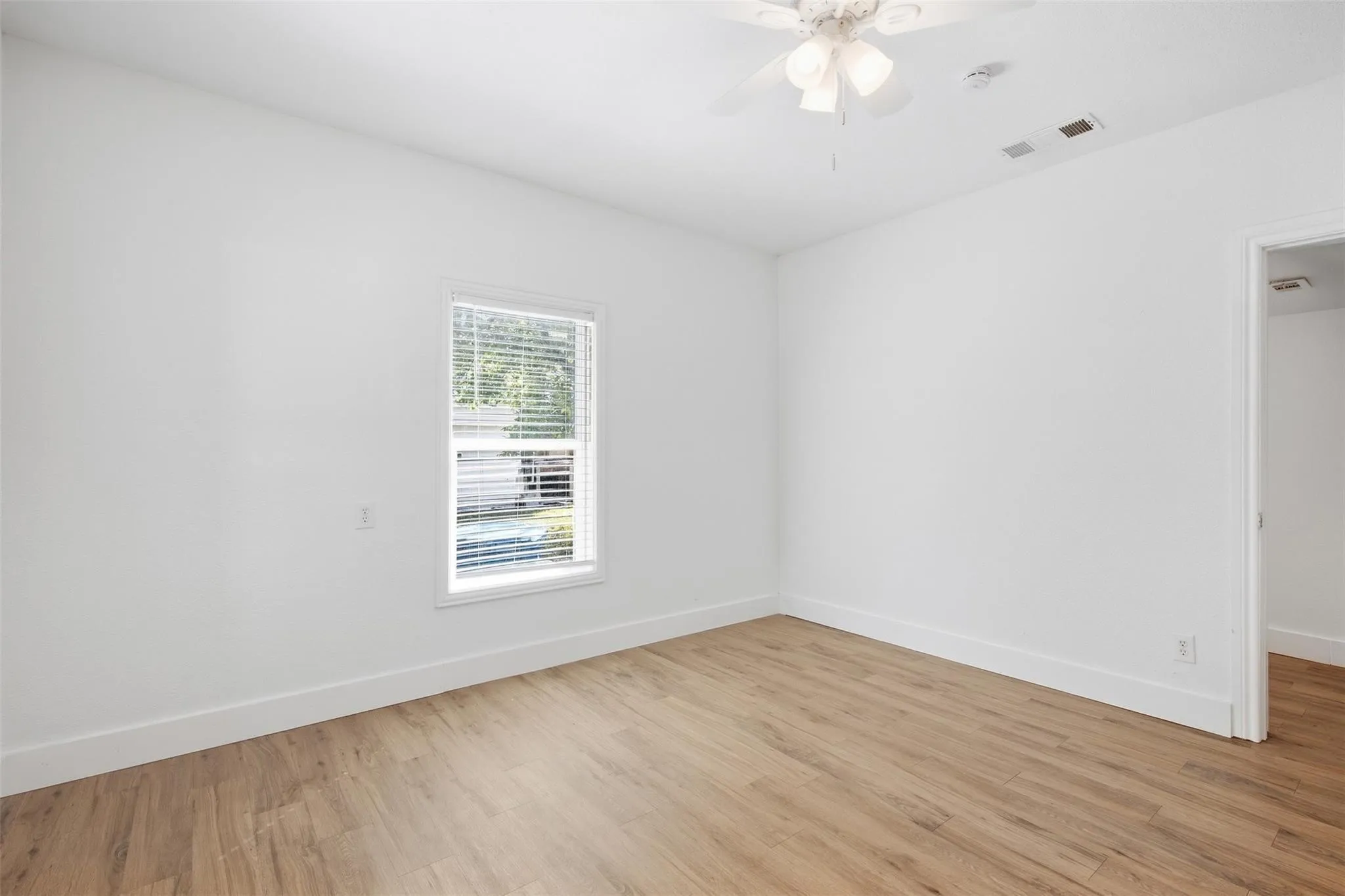 Single Family Residence For Sale in Grayson County , 2222 W Bond Street, Denison, Texas 75020, 2 Bedroom, 1 Bathroom, Garage spaces, 882 Sqft, built in 1950, mls#21402412, Real Estate Agent in Denison, Homes For Sale in Grayson county, Homes For Sale in Denison, Realtor in Denison Texas, Real Estate Brokerage Independent Realty Texas, Luminita Cordes Realtor