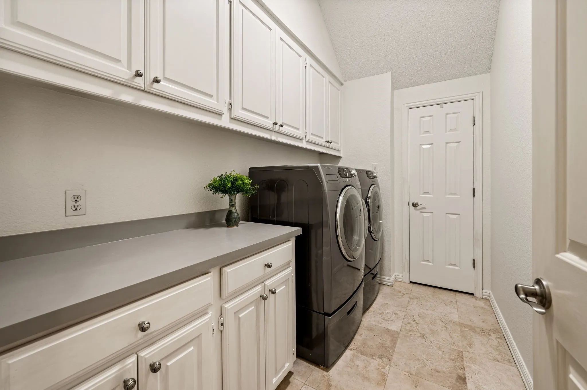 Single Family Residence For Sale in Tarrant County , 2736 Woodbridge Drive, Hurst, Texas 76054, 4 Bedroom, 3 Bathroom, 2 Garage spaces, 2,715 Sqft, built in 1988, mls#21401042, Real Estate Agent in Hurst, Homes For Sale in Tarrant county, Homes For Sale in Hurst, Realtor in Hurst Texas, Real Estate Brokerage Independent Realty Texas, Luminita Cordes Realtor