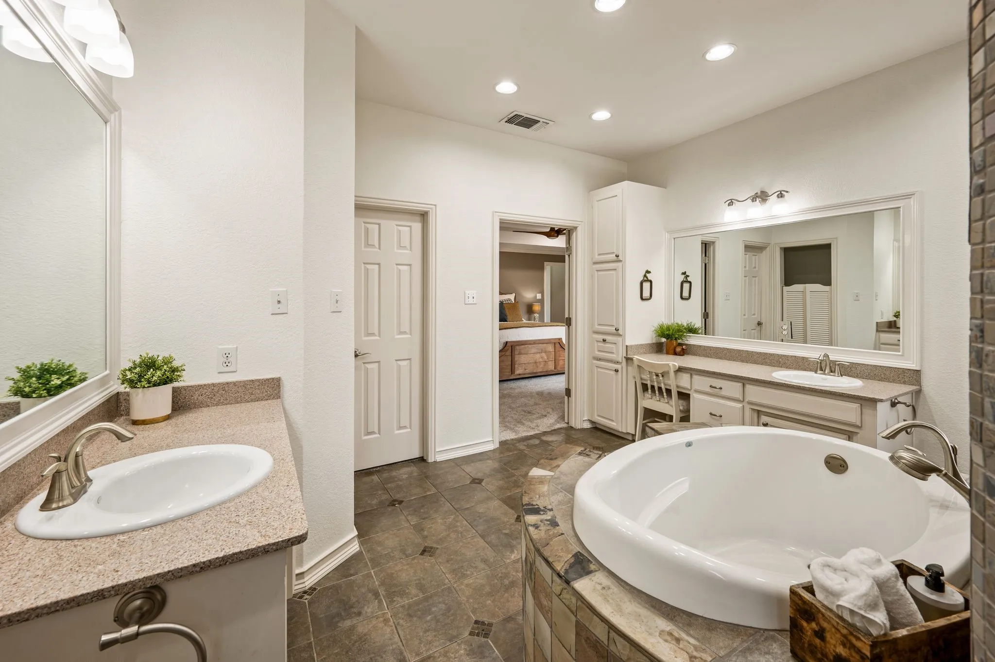 Single Family Residence For Sale in Tarrant County , 2736 Woodbridge Drive, Hurst, Texas 76054, 4 Bedroom, 3 Bathroom, 2 Garage spaces, 2,715 Sqft, built in 1988, mls#21401042, Real Estate Agent in Hurst, Homes For Sale in Tarrant county, Homes For Sale in Hurst, Realtor in Hurst Texas, Real Estate Brokerage Independent Realty Texas, Luminita Cordes Realtor