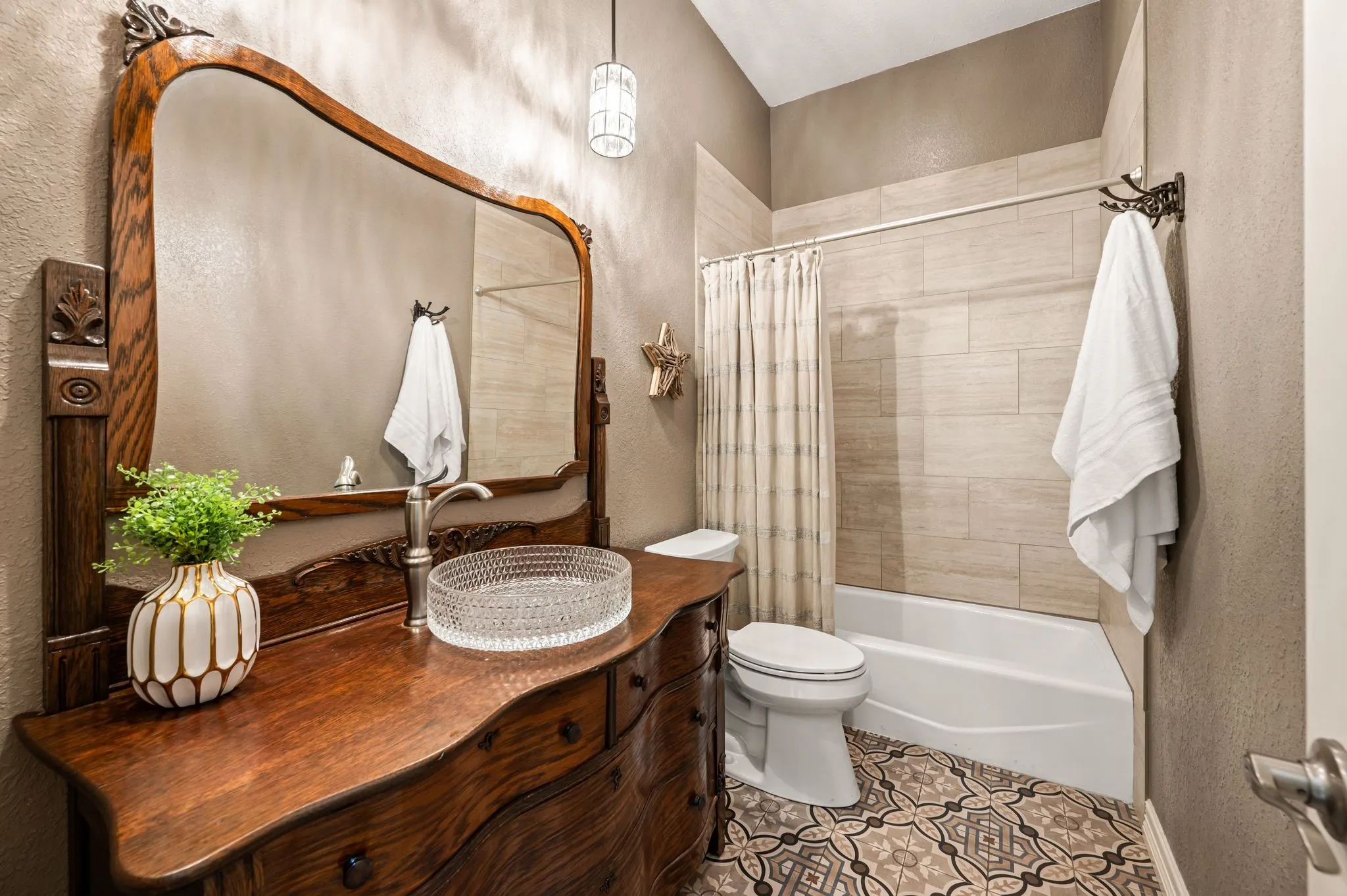 Single Family Residence For Sale in Tarrant County , 2736 Woodbridge Drive, Hurst, Texas 76054, 4 Bedroom, 3 Bathroom, 2 Garage spaces, 2,715 Sqft, built in 1988, mls#21401042, Real Estate Agent in Hurst, Homes For Sale in Tarrant county, Homes For Sale in Hurst, Realtor in Hurst Texas, Real Estate Brokerage Independent Realty Texas, Luminita Cordes Realtor