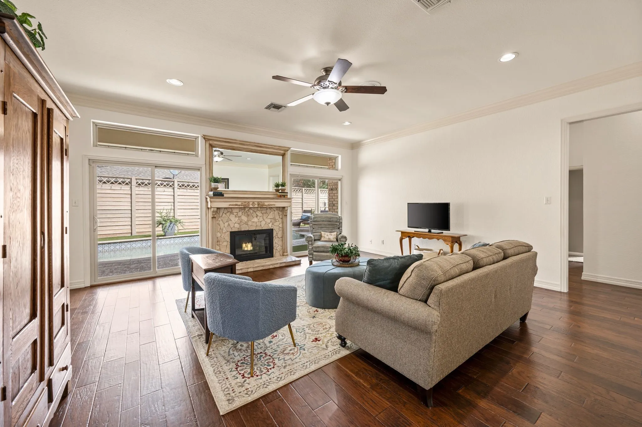 Single Family Residence For Sale in Tarrant County , 2736 Woodbridge Drive, Hurst, Texas 76054, 4 Bedroom, 3 Bathroom, 2 Garage spaces, 2,715 Sqft, built in 1988, mls#21401042, Real Estate Agent in Hurst, Homes For Sale in Tarrant county, Homes For Sale in Hurst, Realtor in Hurst Texas, Real Estate Brokerage Independent Realty Texas, Luminita Cordes Realtor