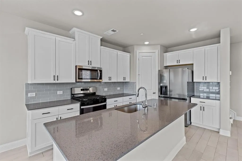 Townhouse For Rent in Denton County , 593 Hutchinson Lane, Lewisville, Texas 75077, 3 Bedroom, 3 Bathroom, 2 Garage spaces, 2,015 Sqft, built in 2023, mls#21392400, Real Estate Agent in Lewisville, Homes For Rent in Denton county, Homes For Rent in Lewisville, Realtor in Lewisville Texas, Real Estate Brokerage Independent Realty Texas, Luminita Cordes Realtor