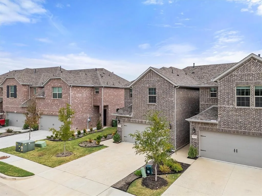 Townhouse For Rent in Denton County , 593 Hutchinson Lane, Lewisville, Texas 75077, 3 Bedroom, 3 Bathroom, 2 Garage spaces, 2,015 Sqft, built in 2023, mls#21392400, Real Estate Agent in Lewisville, Homes For Rent in Denton county, Homes For Rent in Lewisville, Realtor in Lewisville Texas, Real Estate Brokerage Independent Realty Texas, Luminita Cordes Realtor