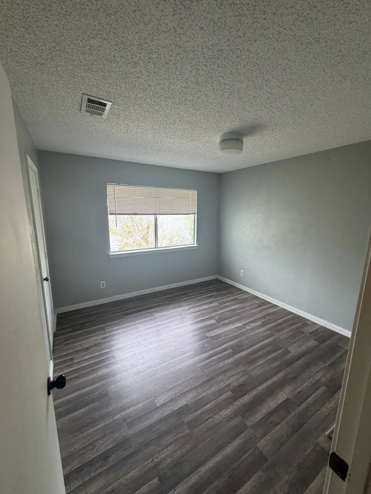 Wood-finish flooring with a horizontal orientation