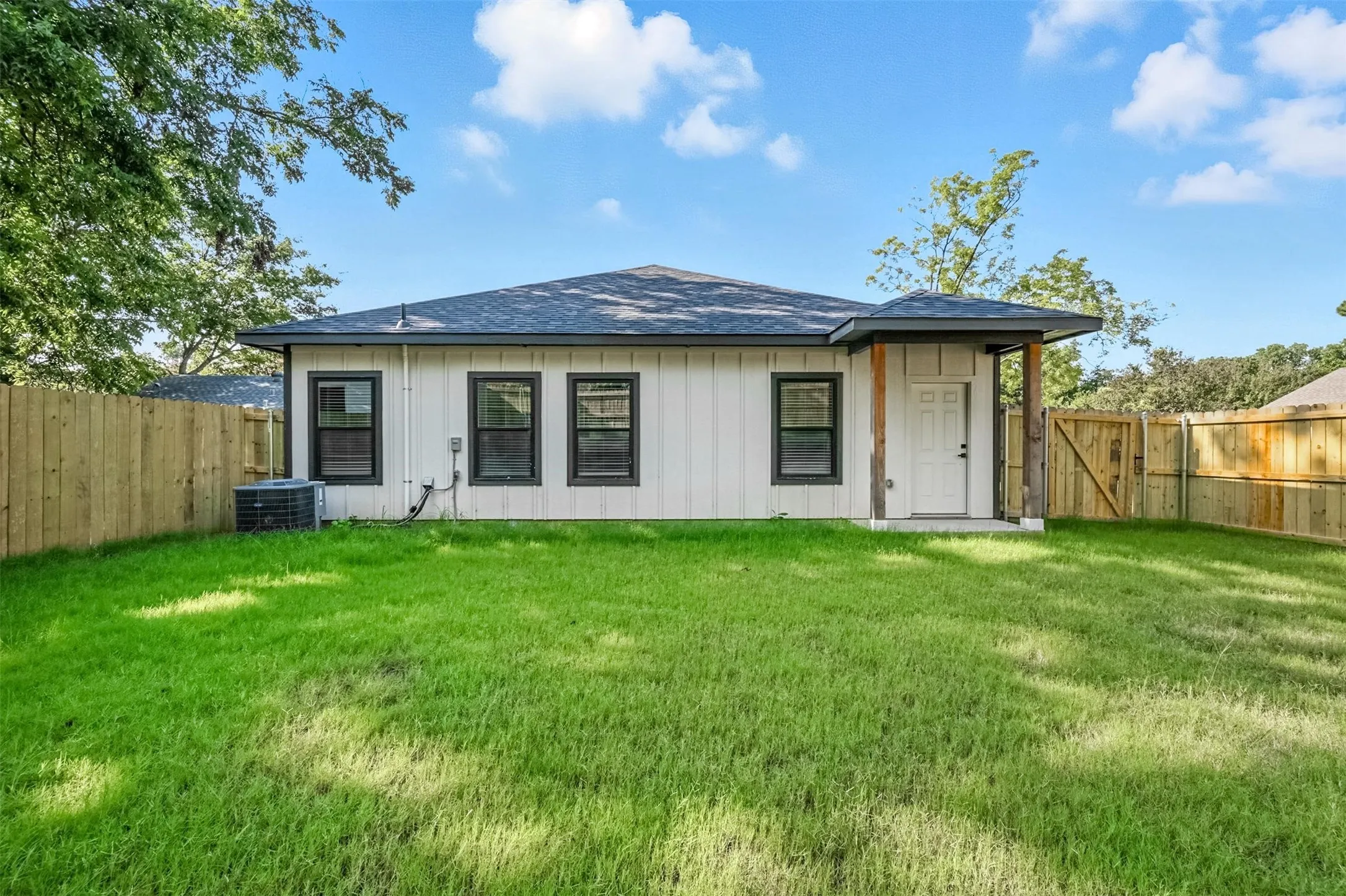 Single Family Residence For Rent in Grayson County , 1331 W Crawford Street, Denison, Texas 75020, 3 Bedroom, 2 Bathroom, 2 Garage spaces, 1,514 Sqft, built in 2025, mls#21402434, Real Estate Agent in Denison, Homes For Rent in Grayson county, Homes For Rent in Denison, Realtor in Denison Texas, Real Estate Brokerage Independent Realty Texas, Luminita Cordes Realtor