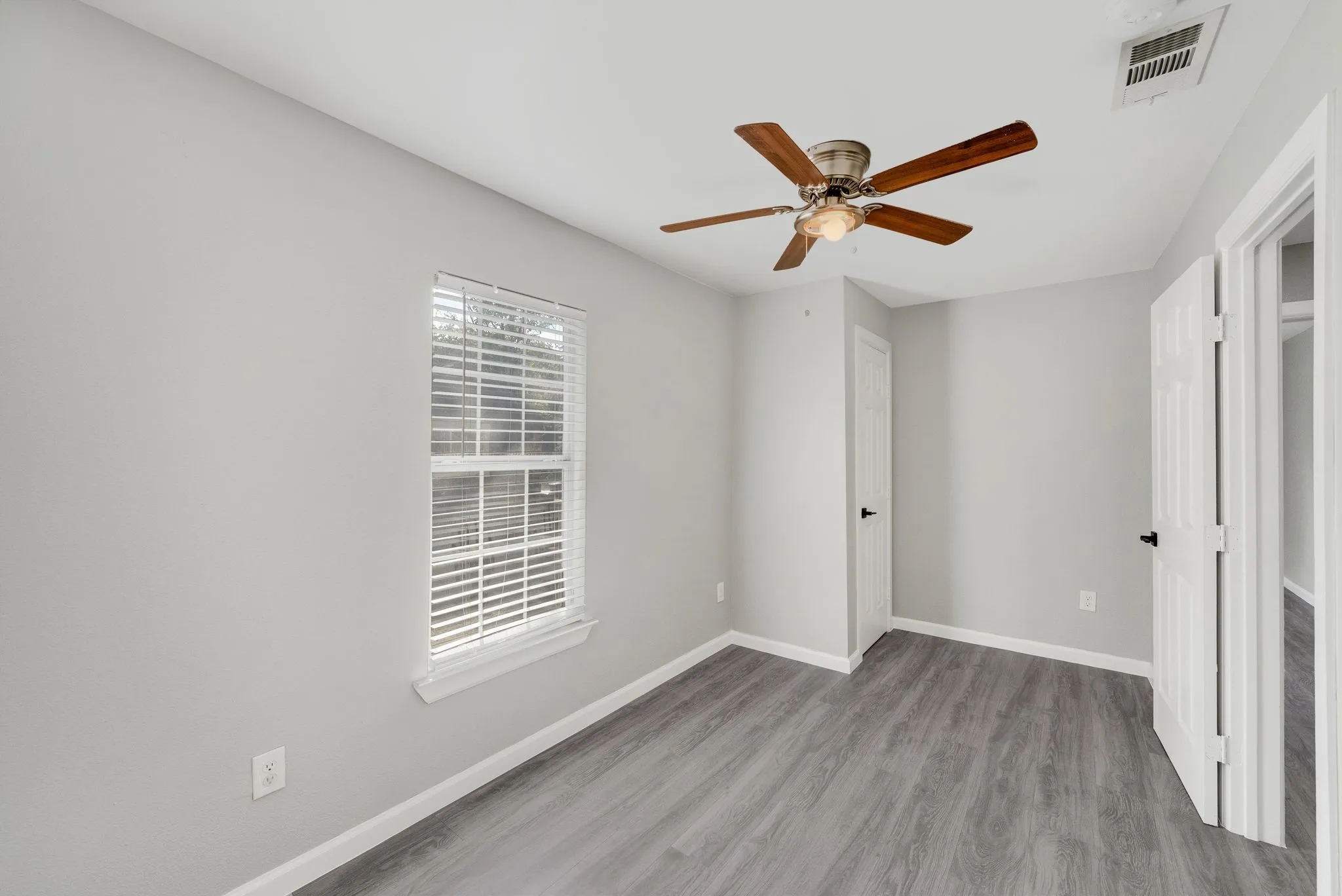 Single Family Residence For Sale in Dallas County , 2803 Valentine Street, Dallas, Texas 75215, 2 Bedroom, 1 Bathroom, Garage spaces, 1,012 Sqft, built in 1925, mls#21398863, Real Estate Agent in Dallas, Homes For Sale in Dallas county, Homes For Sale in Dallas, Realtor in Dallas Texas, Real Estate Brokerage Independent Realty Texas, Luminita Cordes Realtor