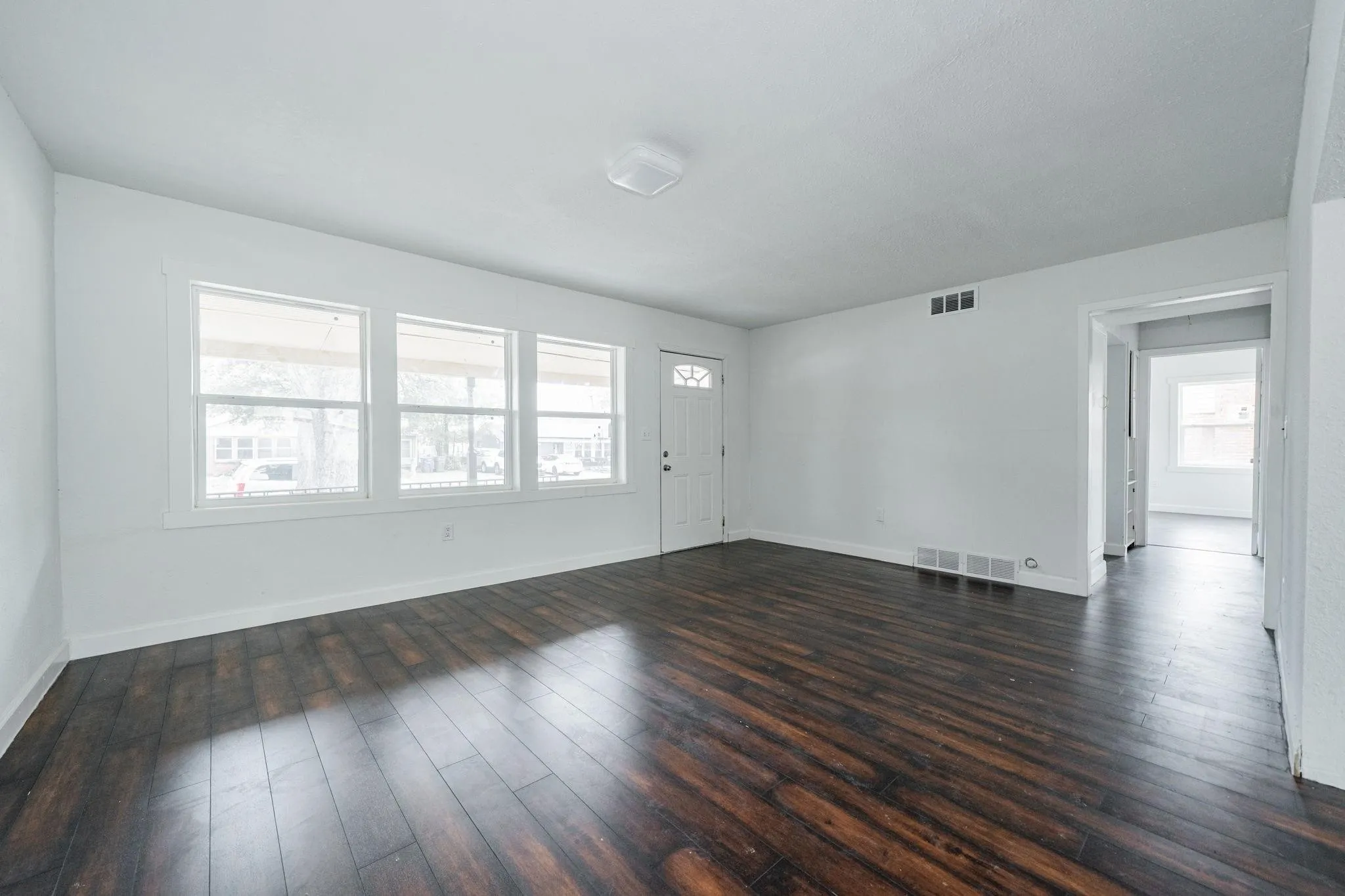 Single Family Residence For Sale in Dallas County , 2426 Salerno Drive, Dallas, Texas 75224, 3 Bedroom, 1 Bathroom, Garage spaces, 1,278 Sqft, built in 1946, mls#21401970, Real Estate Agent in Dallas, Homes For Sale in Dallas county, Homes For Sale in Dallas, Realtor in Dallas Texas, Real Estate Brokerage Independent Realty Texas, Luminita Cordes Realtor