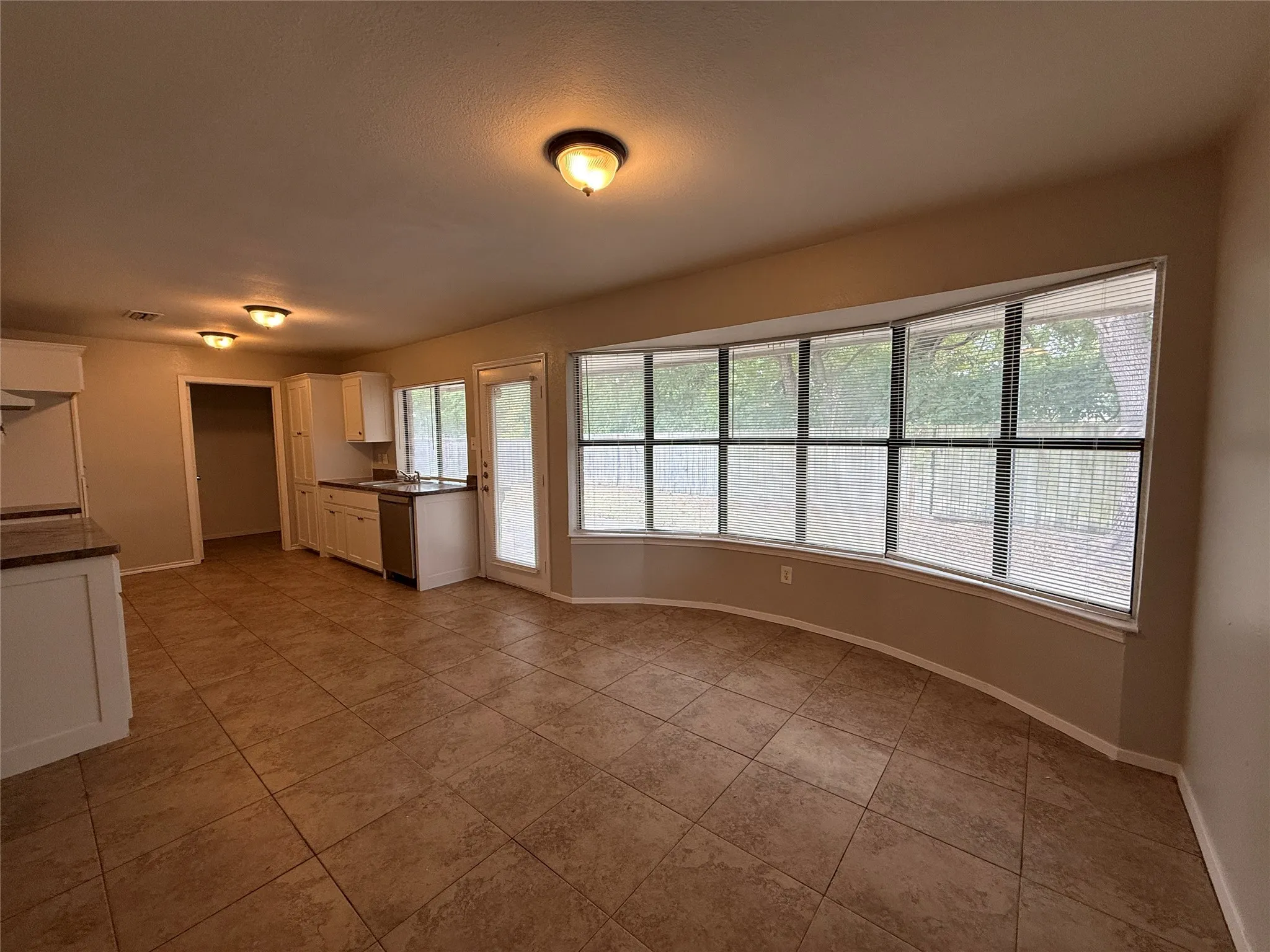 Single Family Residence For Rent in Collin County , 1464 Larchmont Drive, Plano, Texas 75074, 3 Bedroom, 2 Bathroom, 2 Garage spaces, 1,464 Sqft, built in 1983, mls#21402438, Real Estate Agent in Plano, Homes For Rent in Collin county, Homes For Rent in Plano, Realtor in Plano Texas, Real Estate Brokerage Independent Realty Texas, Luminita Cordes Realtor