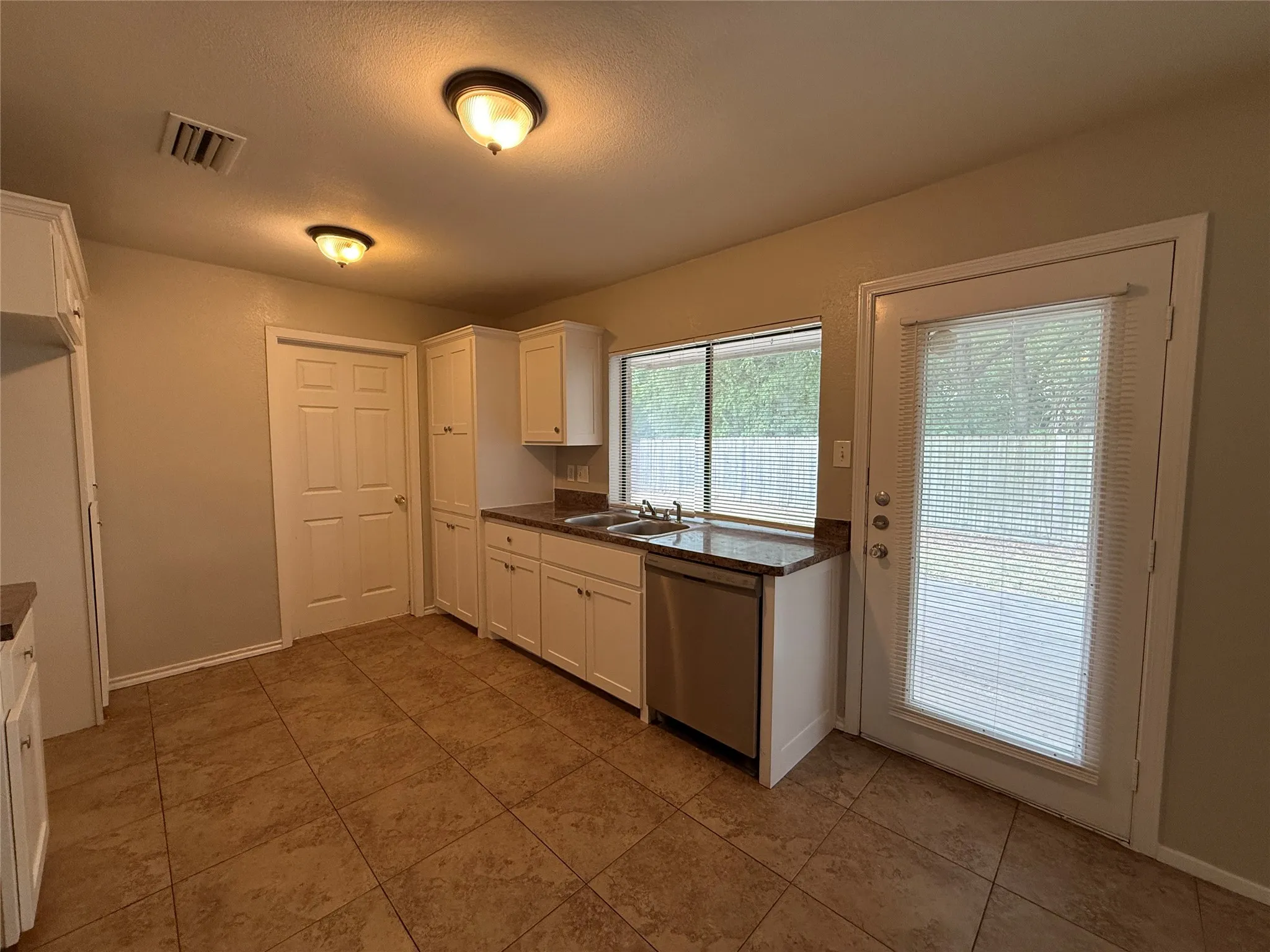 Single Family Residence For Rent in Collin County , 1464 Larchmont Drive, Plano, Texas 75074, 3 Bedroom, 2 Bathroom, 2 Garage spaces, 1,464 Sqft, built in 1983, mls#21402438, Real Estate Agent in Plano, Homes For Rent in Collin county, Homes For Rent in Plano, Realtor in Plano Texas, Real Estate Brokerage Independent Realty Texas, Luminita Cordes Realtor