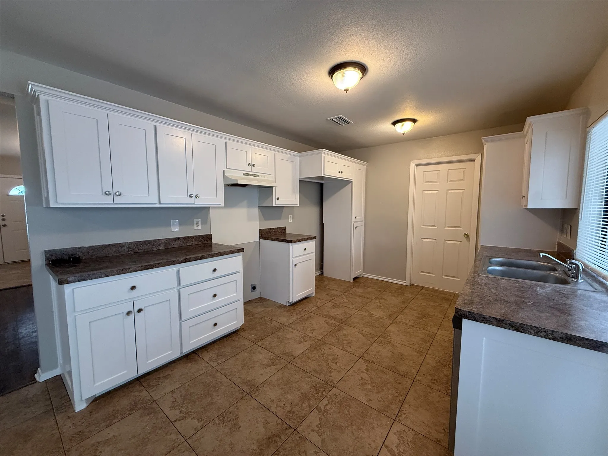 Single Family Residence For Rent in Collin County , 1464 Larchmont Drive, Plano, Texas 75074, 3 Bedroom, 2 Bathroom, 2 Garage spaces, 1,464 Sqft, built in 1983, mls#21402438, Real Estate Agent in Plano, Homes For Rent in Collin county, Homes For Rent in Plano, Realtor in Plano Texas, Real Estate Brokerage Independent Realty Texas, Luminita Cordes Realtor