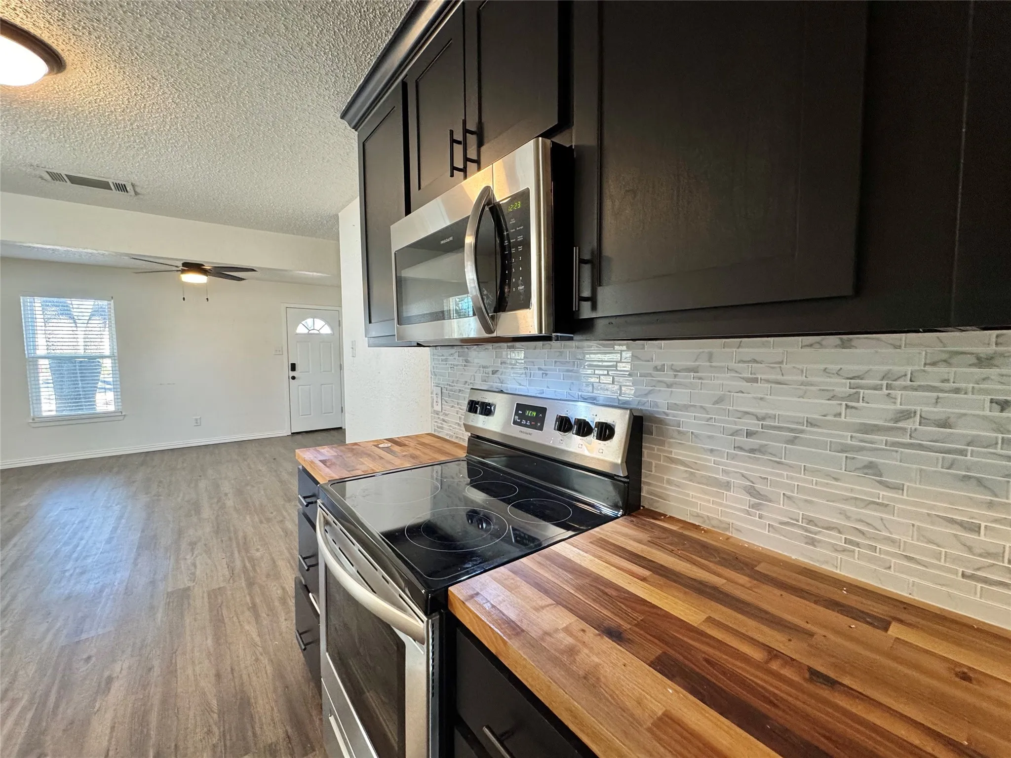 Single Family Residence For Sale in Hood County , 113 W Arnold Street, Granbury, Texas 76048, 3 Bedroom, 1 Bathroom, Garage spaces, 988 Sqft, built in 1939, mls#21402449, Real Estate Agent in Granbury, Homes For Sale in Hood county, Homes For Sale in Granbury, Realtor in Granbury Texas, Real Estate Brokerage Independent Realty Texas, Luminita Cordes Realtor