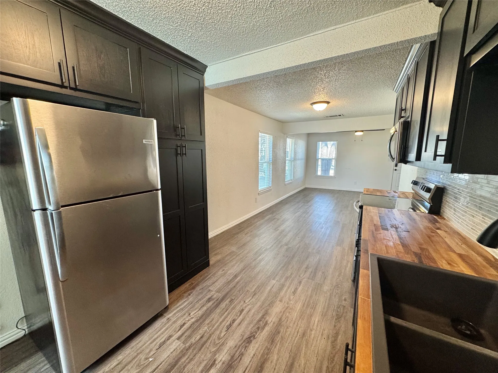 Single Family Residence For Sale in Hood County , 113 W Arnold Street, Granbury, Texas 76048, 3 Bedroom, 1 Bathroom, Garage spaces, 988 Sqft, built in 1939, mls#21402449, Real Estate Agent in Granbury, Homes For Sale in Hood county, Homes For Sale in Granbury, Realtor in Granbury Texas, Real Estate Brokerage Independent Realty Texas, Luminita Cordes Realtor