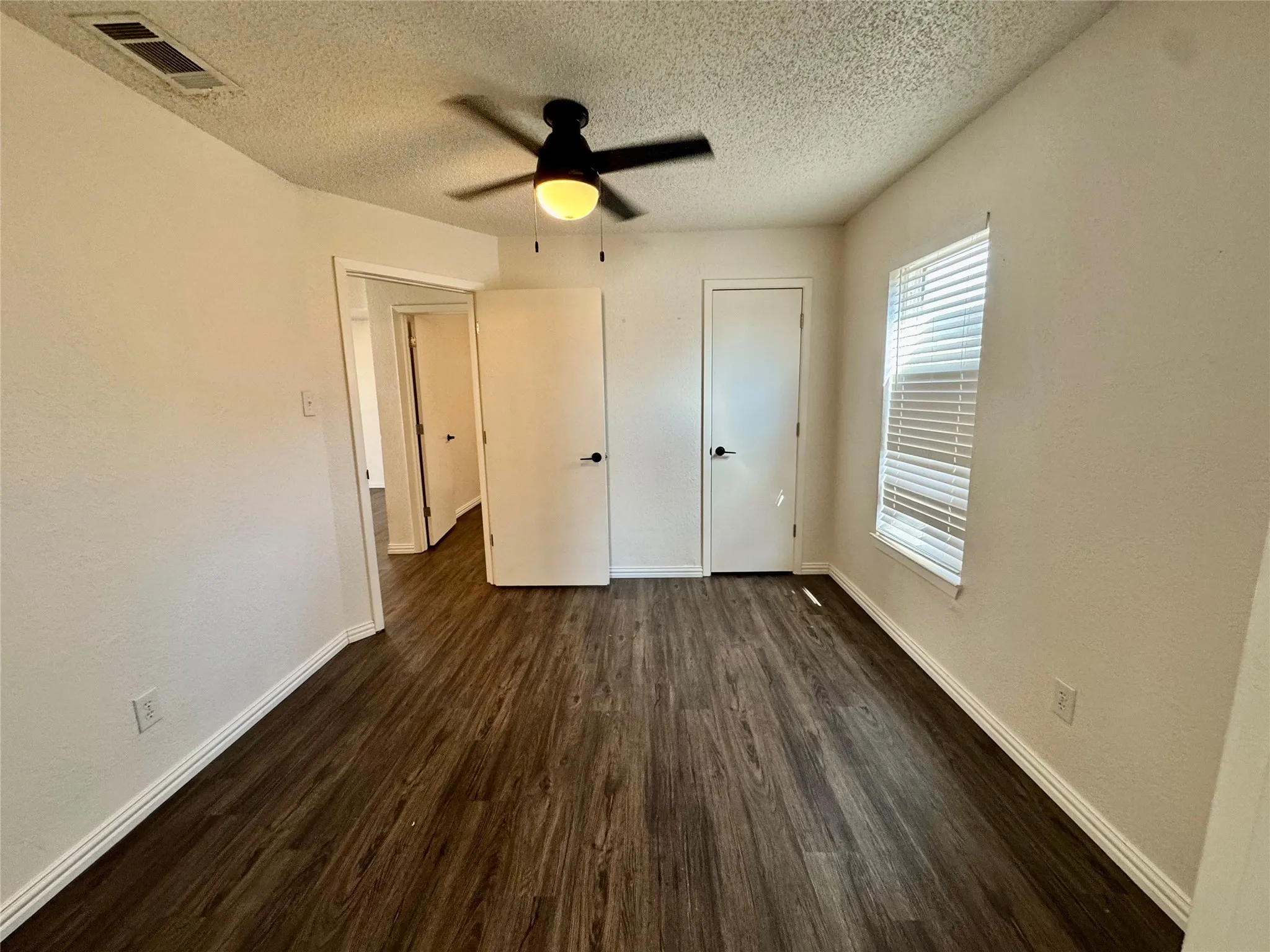 Single Family Residence For Sale in Hood County , 113 W Arnold Street, Granbury, Texas 76048, 3 Bedroom, 1 Bathroom, Garage spaces, 988 Sqft, built in 1939, mls#21402449, Real Estate Agent in Granbury, Homes For Sale in Hood county, Homes For Sale in Granbury, Realtor in Granbury Texas, Real Estate Brokerage Independent Realty Texas, Luminita Cordes Realtor