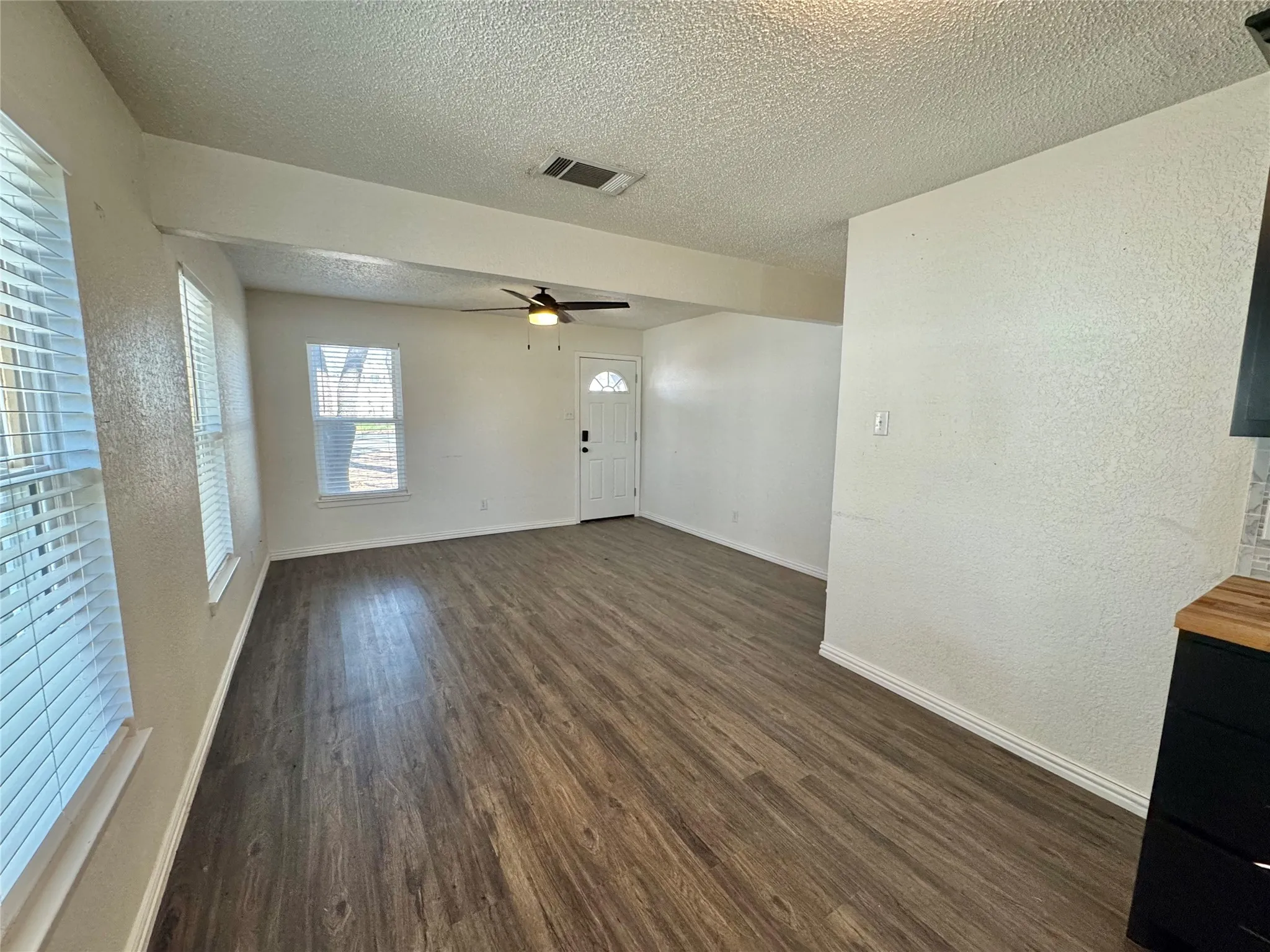 Single Family Residence For Sale in Hood County , 113 W Arnold Street, Granbury, Texas 76048, 3 Bedroom, 1 Bathroom, Garage spaces, 988 Sqft, built in 1939, mls#21402449, Real Estate Agent in Granbury, Homes For Sale in Hood county, Homes For Sale in Granbury, Realtor in Granbury Texas, Real Estate Brokerage Independent Realty Texas, Luminita Cordes Realtor