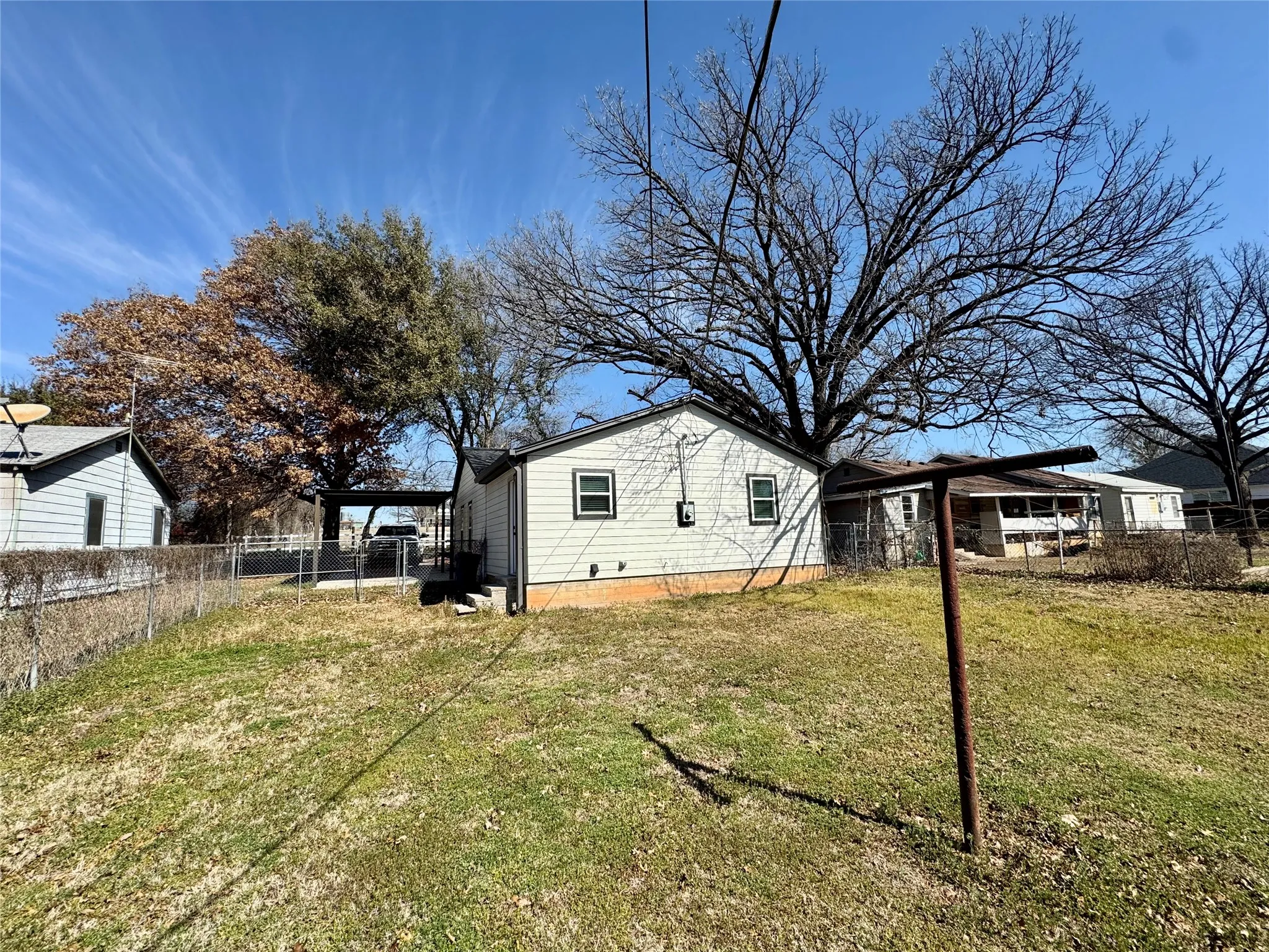 Single Family Residence For Sale in Hood County , 113 W Arnold Street, Granbury, Texas 76048, 3 Bedroom, 1 Bathroom, Garage spaces, 988 Sqft, built in 1939, mls#21402449, Real Estate Agent in Granbury, Homes For Sale in Hood county, Homes For Sale in Granbury, Realtor in Granbury Texas, Real Estate Brokerage Independent Realty Texas, Luminita Cordes Realtor