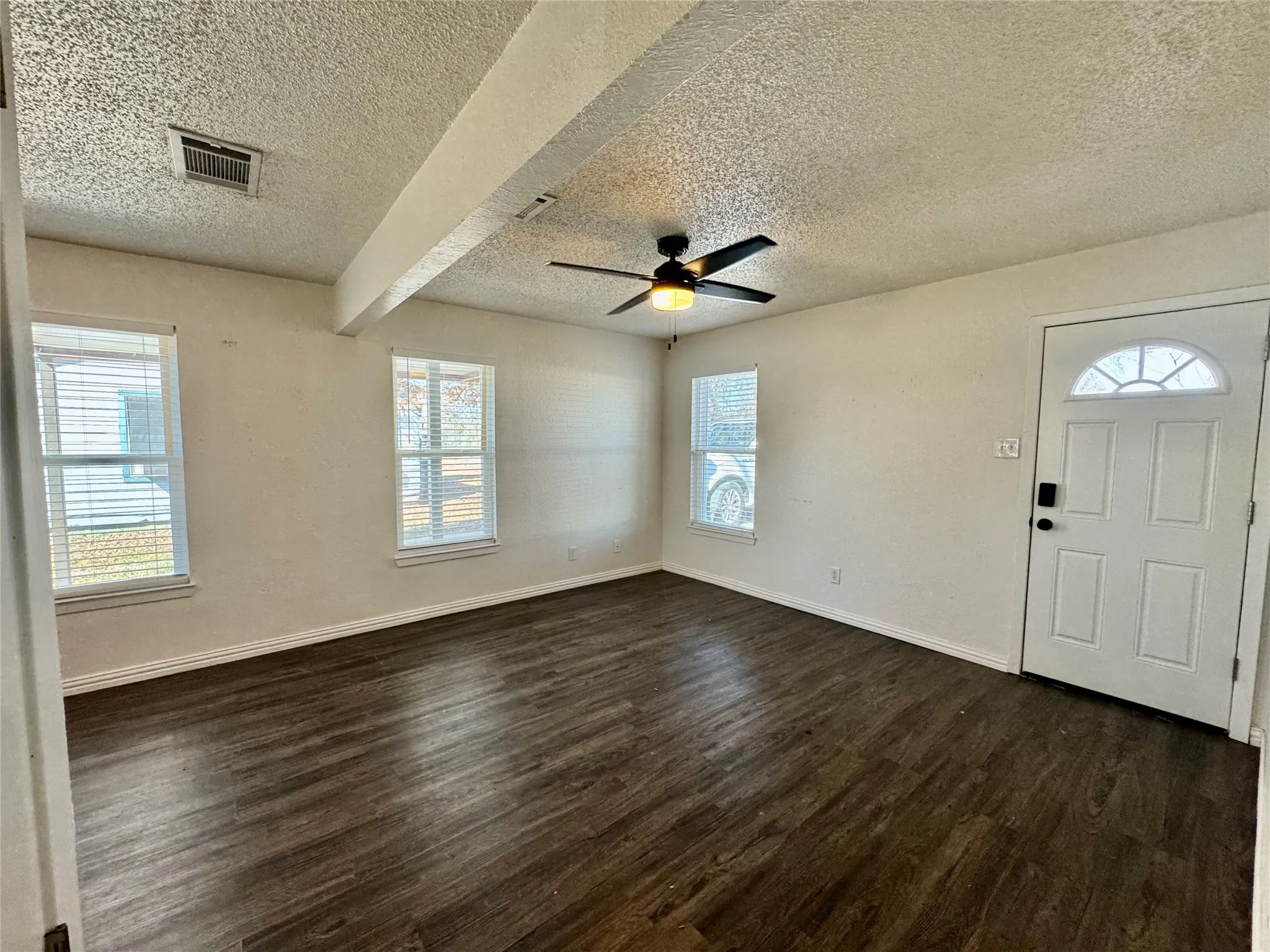 Single Family Residence For Sale in Hood County , 113 W Arnold Street, Granbury, Texas 76048, 3 Bedroom, 1 Bathroom, Garage spaces, 988 Sqft, built in 1939, mls#21402449, Real Estate Agent in Granbury, Homes For Sale in Hood county, Homes For Sale in Granbury, Realtor in Granbury Texas, Real Estate Brokerage Independent Realty Texas, Luminita Cordes Realtor