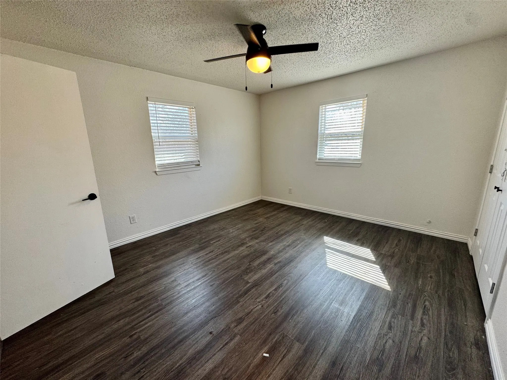 Single Family Residence For Sale in Hood County , 113 W Arnold Street, Granbury, Texas 76048, 3 Bedroom, 1 Bathroom, Garage spaces, 988 Sqft, built in 1939, mls#21402449, Real Estate Agent in Granbury, Homes For Sale in Hood county, Homes For Sale in Granbury, Realtor in Granbury Texas, Real Estate Brokerage Independent Realty Texas, Luminita Cordes Realtor