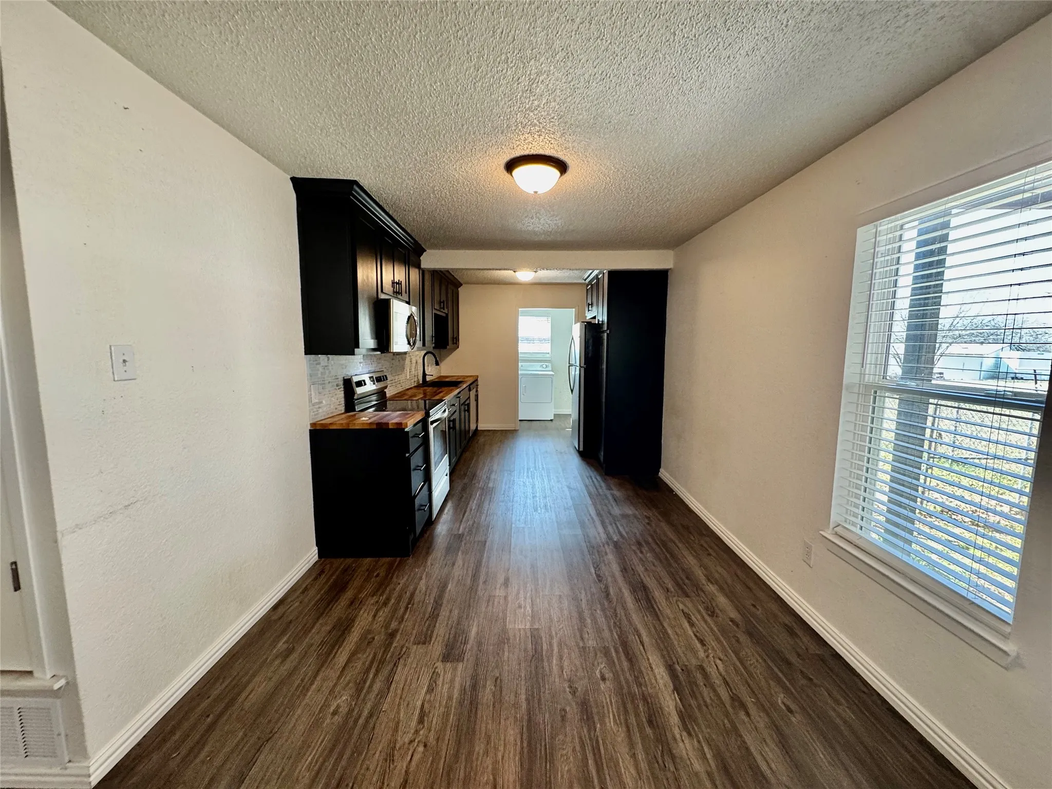 Single Family Residence For Sale in Hood County , 113 W Arnold Street, Granbury, Texas 76048, 3 Bedroom, 1 Bathroom, Garage spaces, 988 Sqft, built in 1939, mls#21402449, Real Estate Agent in Granbury, Homes For Sale in Hood county, Homes For Sale in Granbury, Realtor in Granbury Texas, Real Estate Brokerage Independent Realty Texas, Luminita Cordes Realtor
