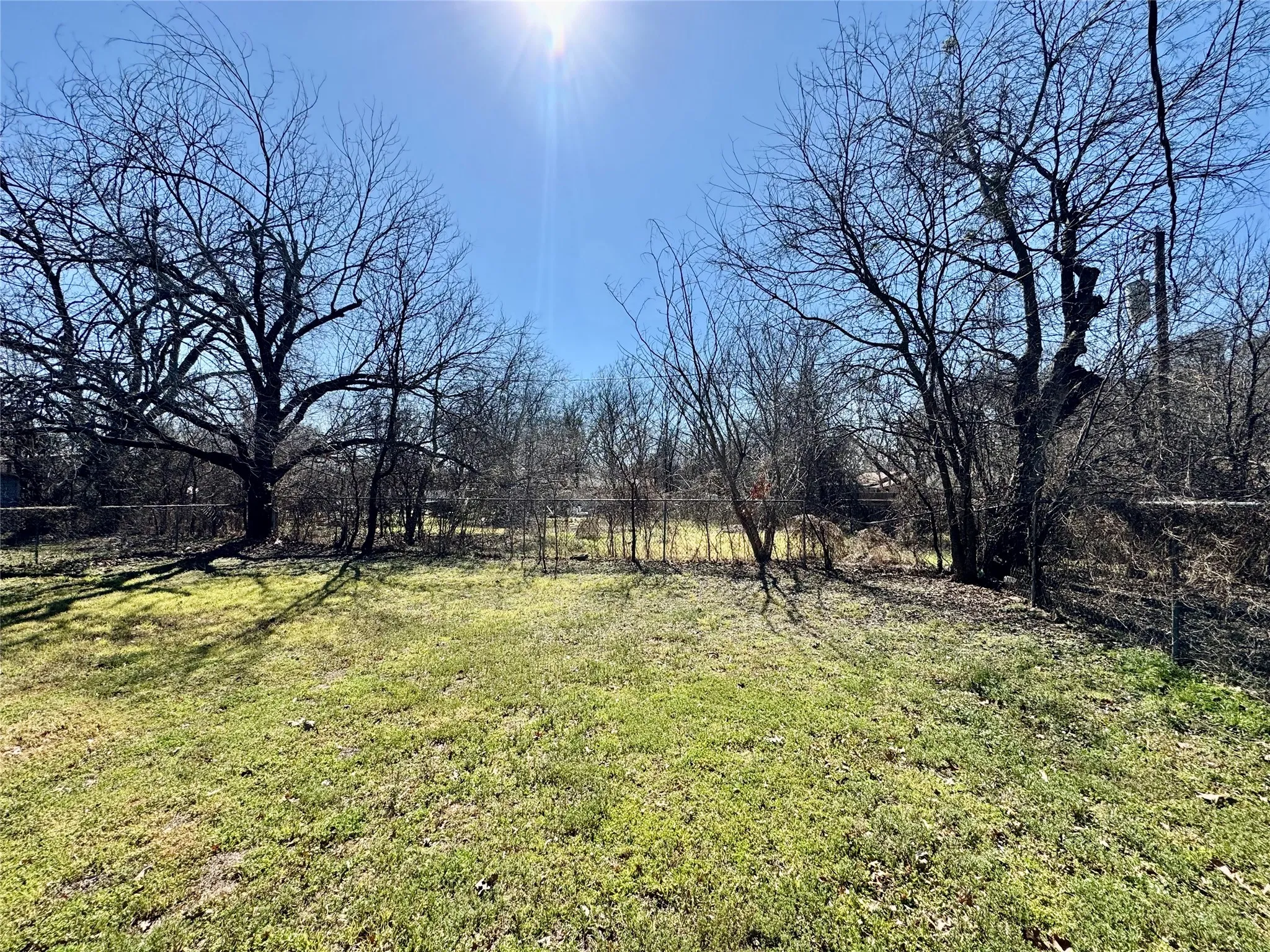 Single Family Residence For Sale in Hood County , 113 W Arnold Street, Granbury, Texas 76048, 3 Bedroom, 1 Bathroom, Garage spaces, 988 Sqft, built in 1939, mls#21402449, Real Estate Agent in Granbury, Homes For Sale in Hood county, Homes For Sale in Granbury, Realtor in Granbury Texas, Real Estate Brokerage Independent Realty Texas, Luminita Cordes Realtor