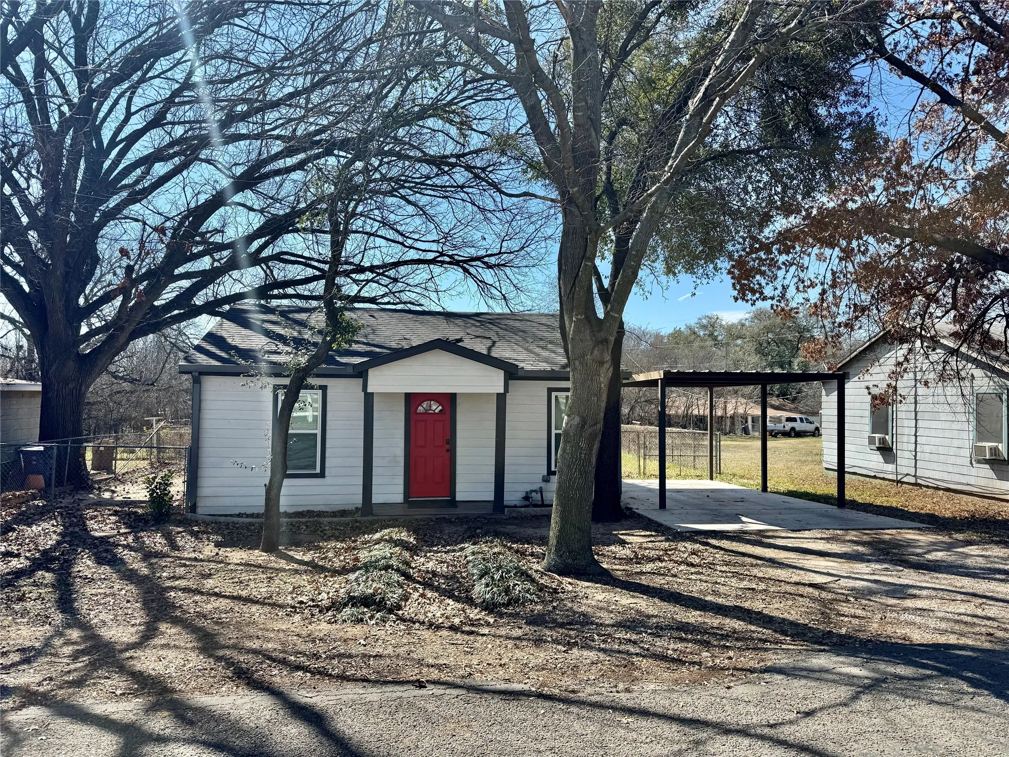 Single Family Residence For Sale in Hood County , 113 W Arnold Street, Granbury, Texas 76048, 3 Bedroom, 1 Bathroom, Garage spaces, 988 Sqft, built in 1939, mls#21402449, Real Estate Agent in Granbury, Homes For Sale in Hood county, Homes For Sale in Granbury, Realtor in Granbury Texas, Real Estate Brokerage Independent Realty Texas, Luminita Cordes Realtor