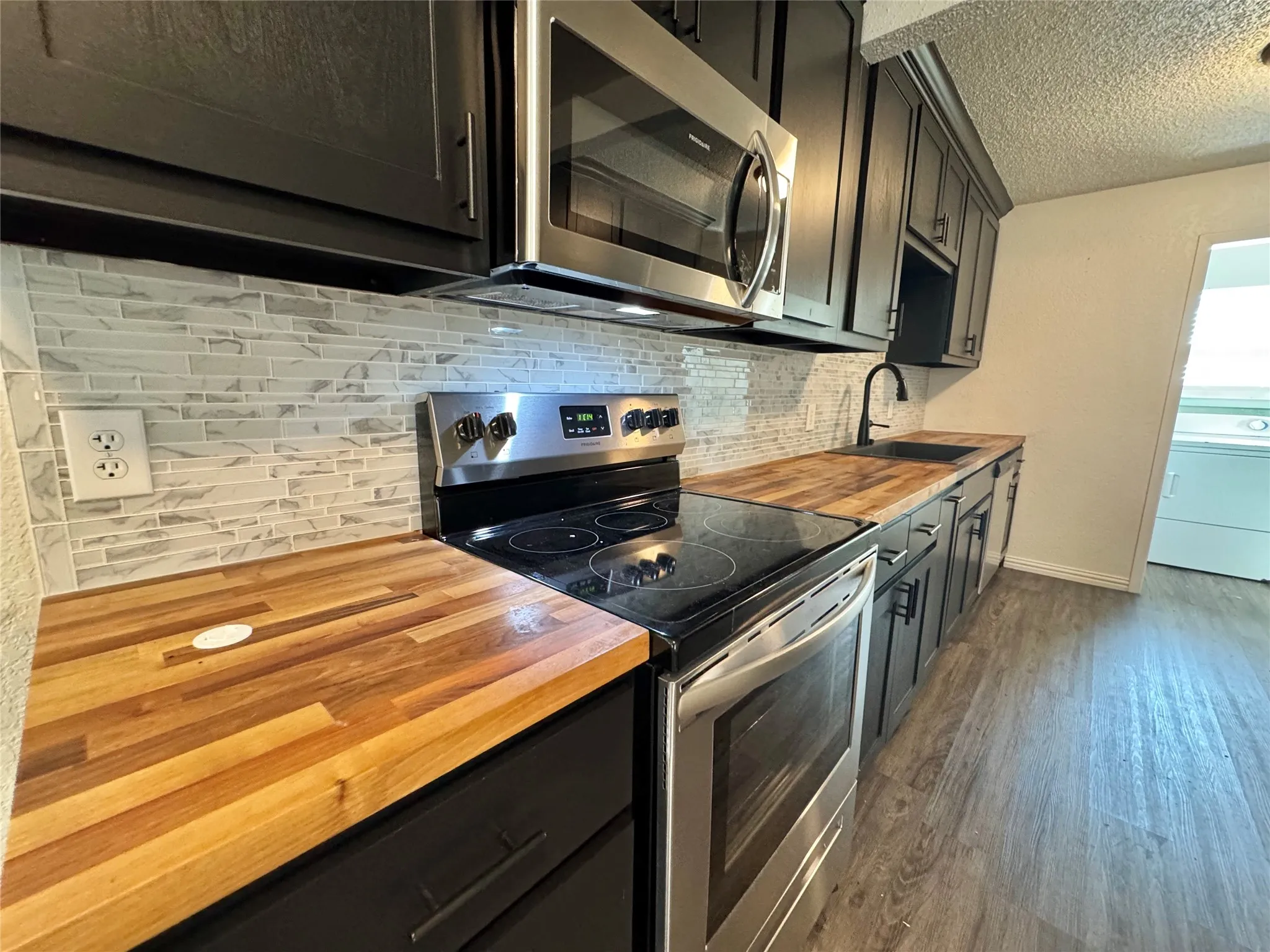 Single Family Residence For Sale in Hood County , 113 W Arnold Street, Granbury, Texas 76048, 3 Bedroom, 1 Bathroom, Garage spaces, 988 Sqft, built in 1939, mls#21402449, Real Estate Agent in Granbury, Homes For Sale in Hood county, Homes For Sale in Granbury, Realtor in Granbury Texas, Real Estate Brokerage Independent Realty Texas, Luminita Cordes Realtor