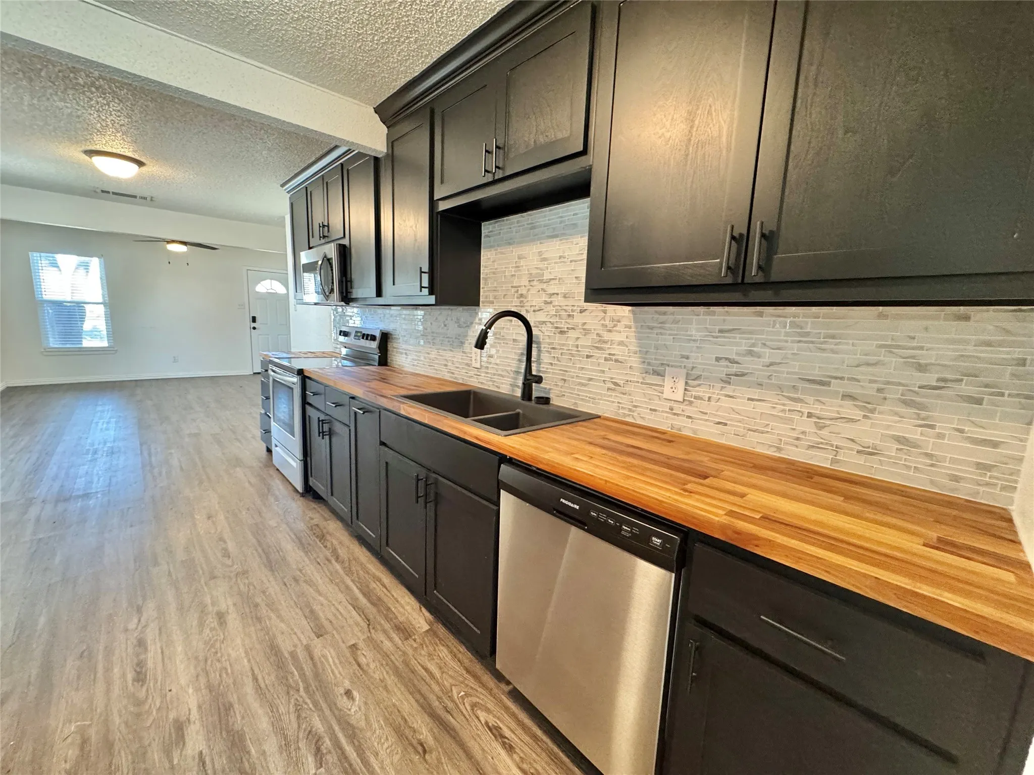 Single Family Residence For Sale in Hood County , 113 W Arnold Street, Granbury, Texas 76048, 3 Bedroom, 1 Bathroom, Garage spaces, 988 Sqft, built in 1939, mls#21402449, Real Estate Agent in Granbury, Homes For Sale in Hood county, Homes For Sale in Granbury, Realtor in Granbury Texas, Real Estate Brokerage Independent Realty Texas, Luminita Cordes Realtor
