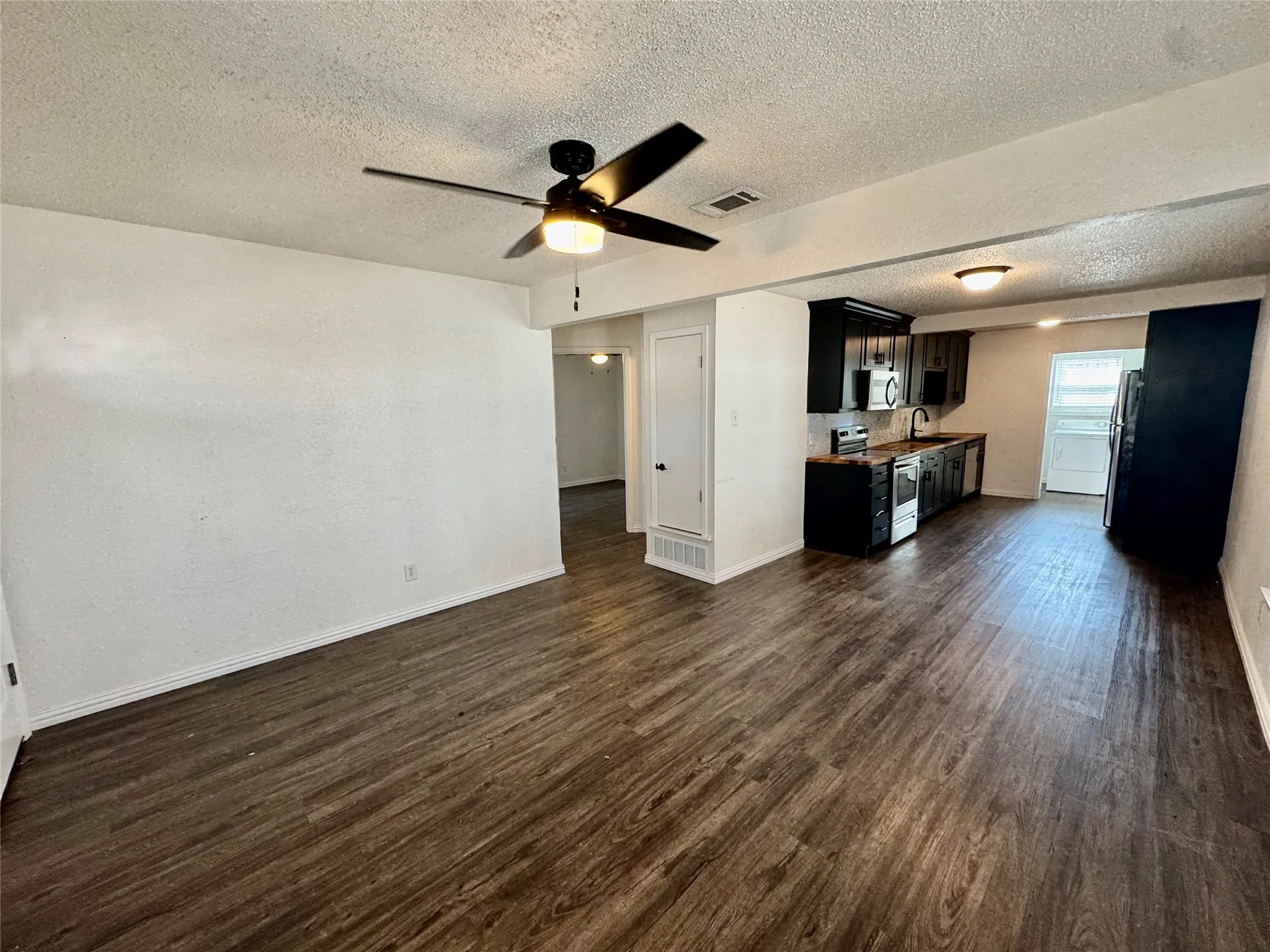 Single Family Residence For Sale in Hood County , 113 W Arnold Street, Granbury, Texas 76048, 3 Bedroom, 1 Bathroom, Garage spaces, 988 Sqft, built in 1939, mls#21402449, Real Estate Agent in Granbury, Homes For Sale in Hood county, Homes For Sale in Granbury, Realtor in Granbury Texas, Real Estate Brokerage Independent Realty Texas, Luminita Cordes Realtor